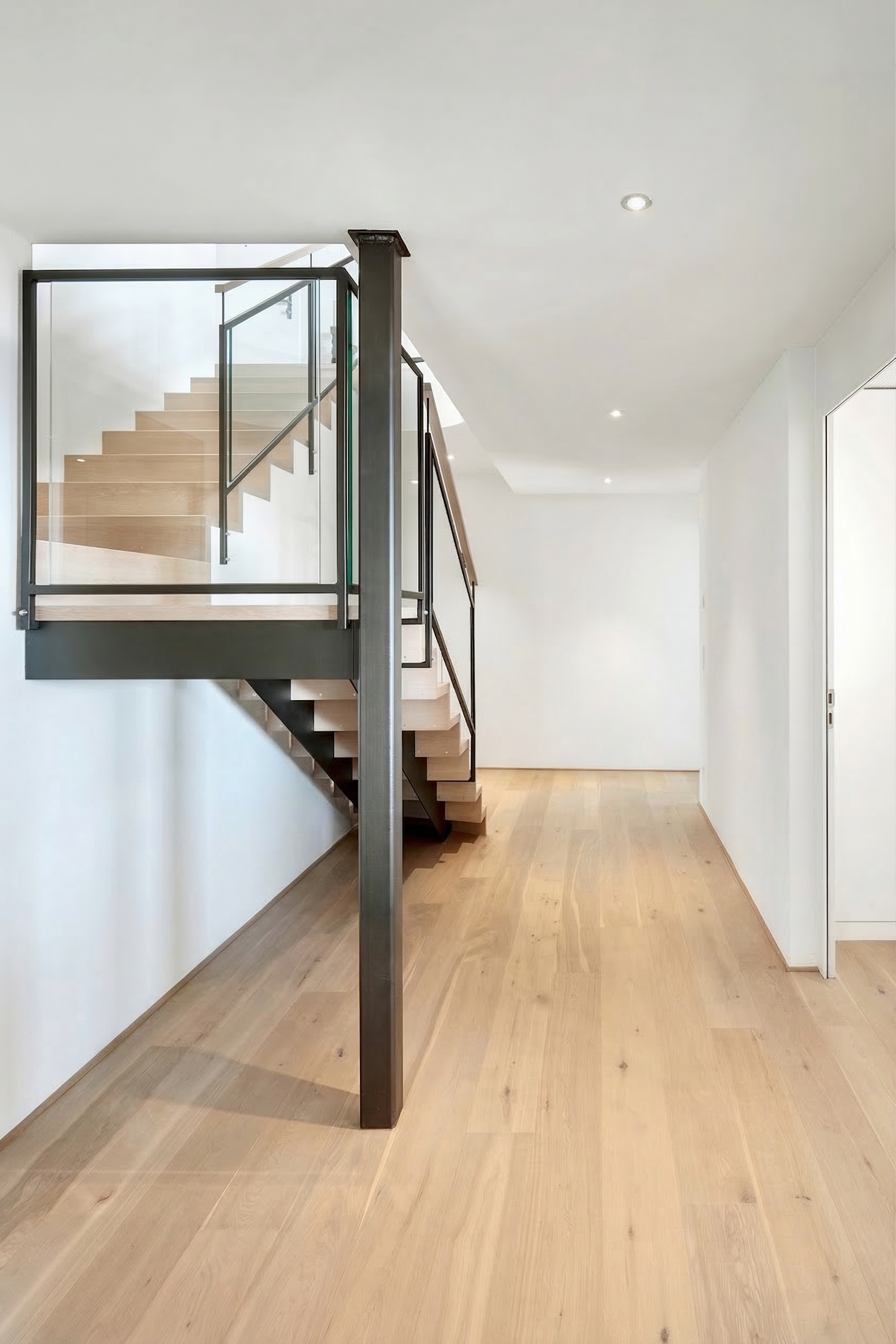 Moderner Flur mit Treppe