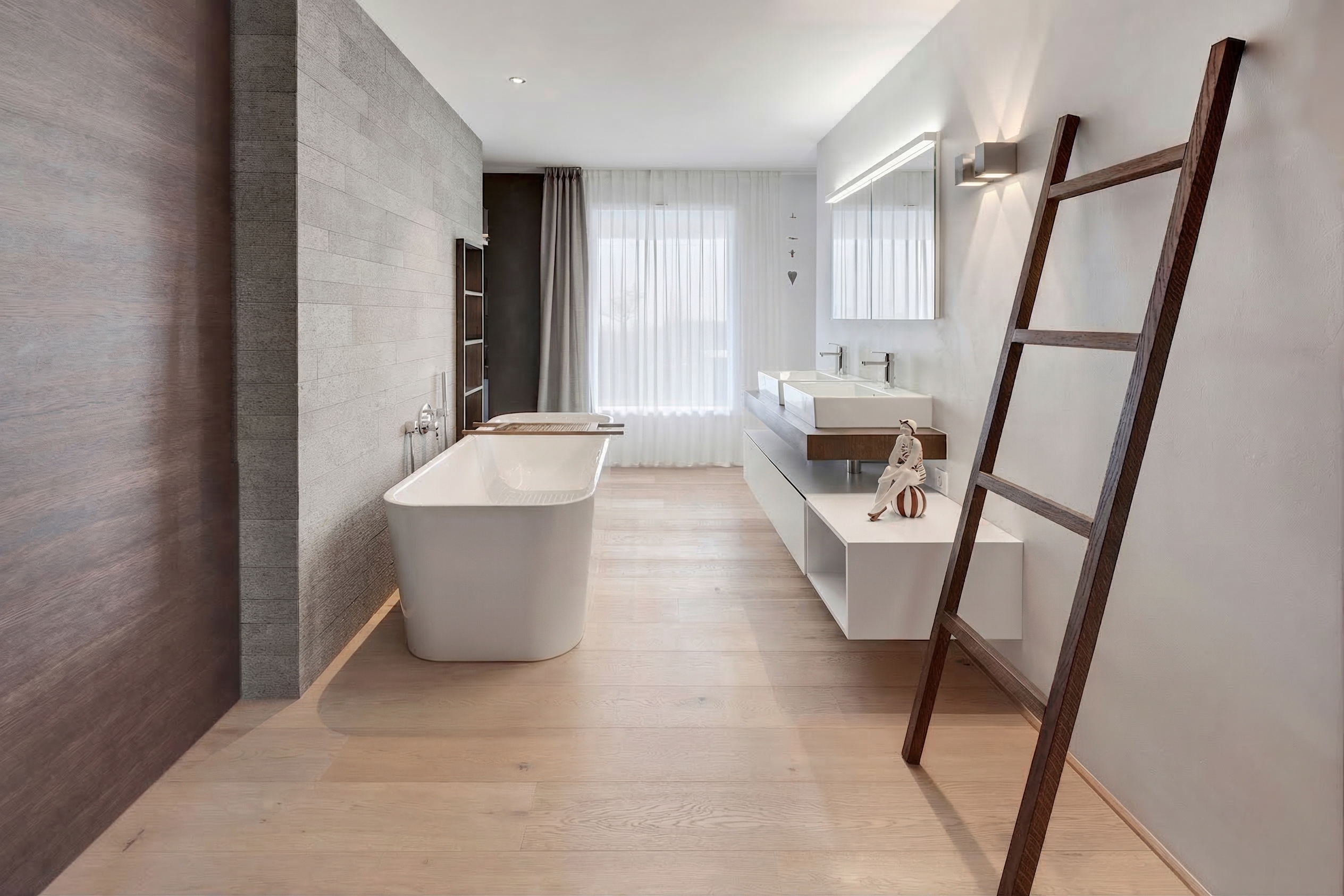 Modernes Badezimmer mit Badewanne und Doppelwaschtisch