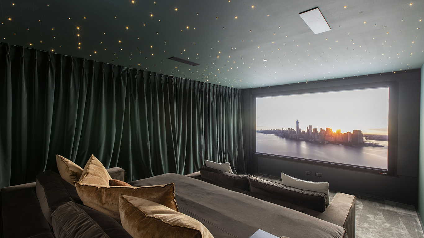 Privates Heimkino mit Sternenhimmel-Decke und Stadtblick
