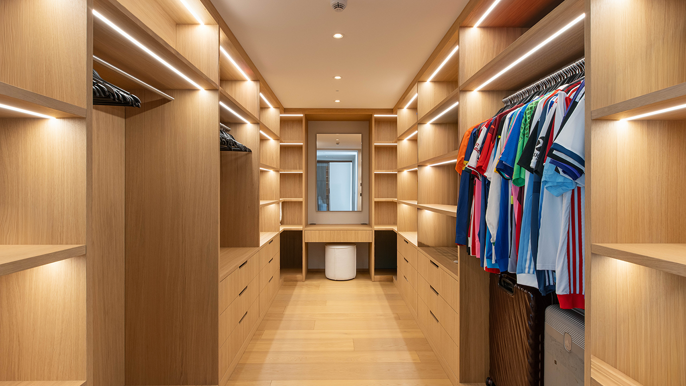 Begehbarer Kleiderschrank mit Holzschränken