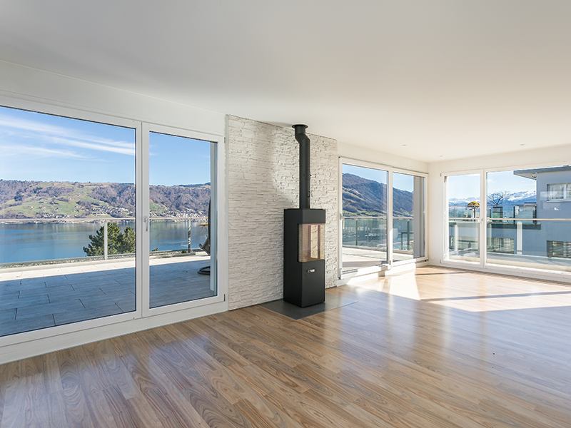 Heller Wohnraum mit Seeblick und Kaminofen