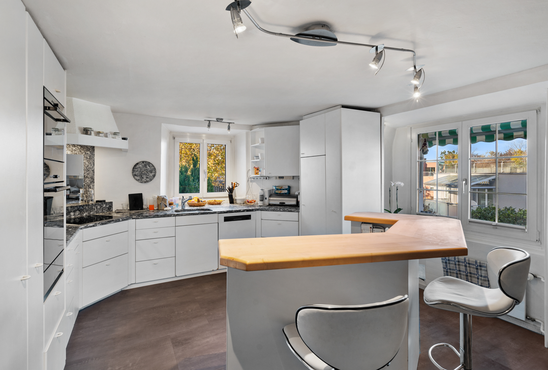 Moderne Küche mit Halbinsel