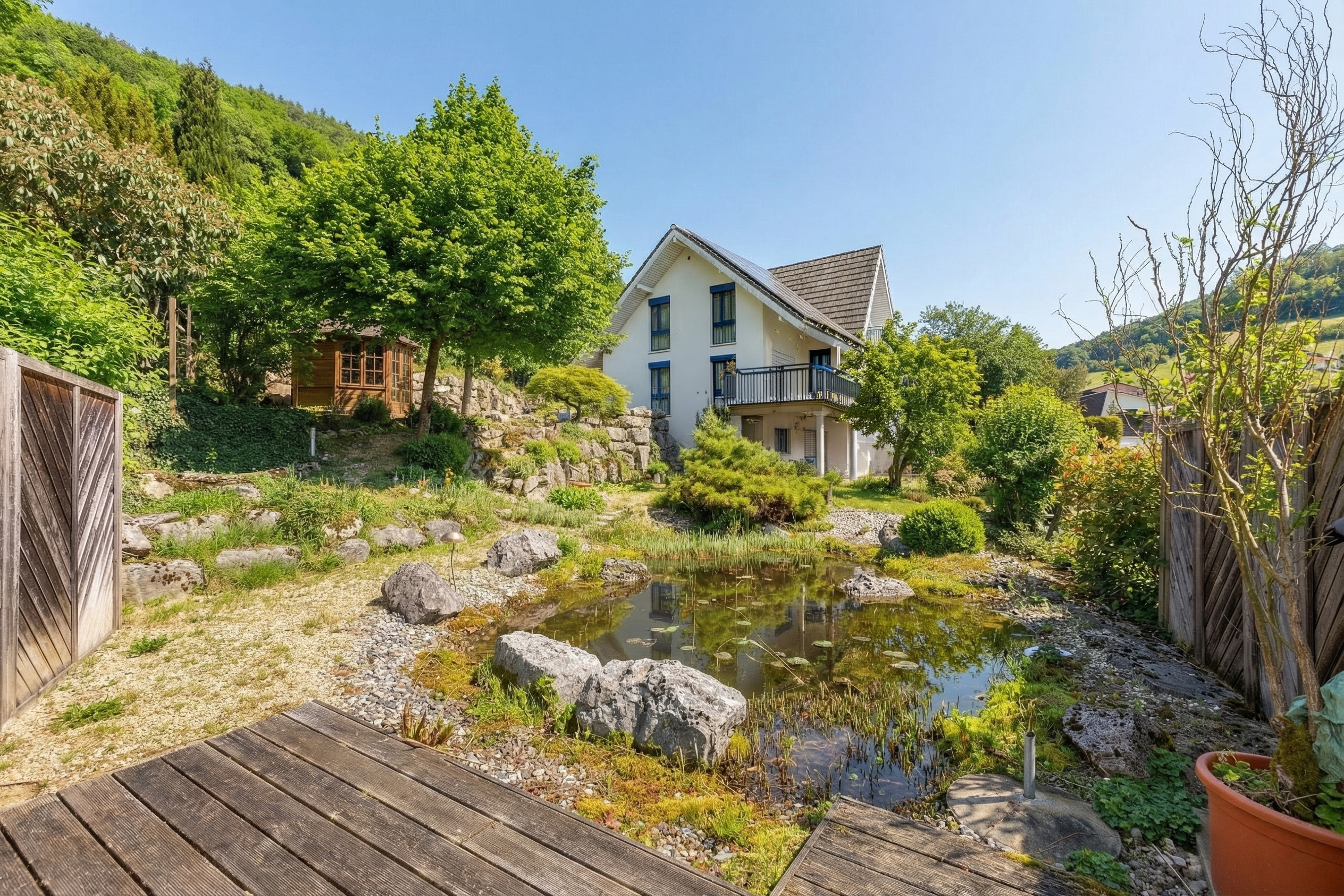 Haus mit naturnahem Garten und Teich
