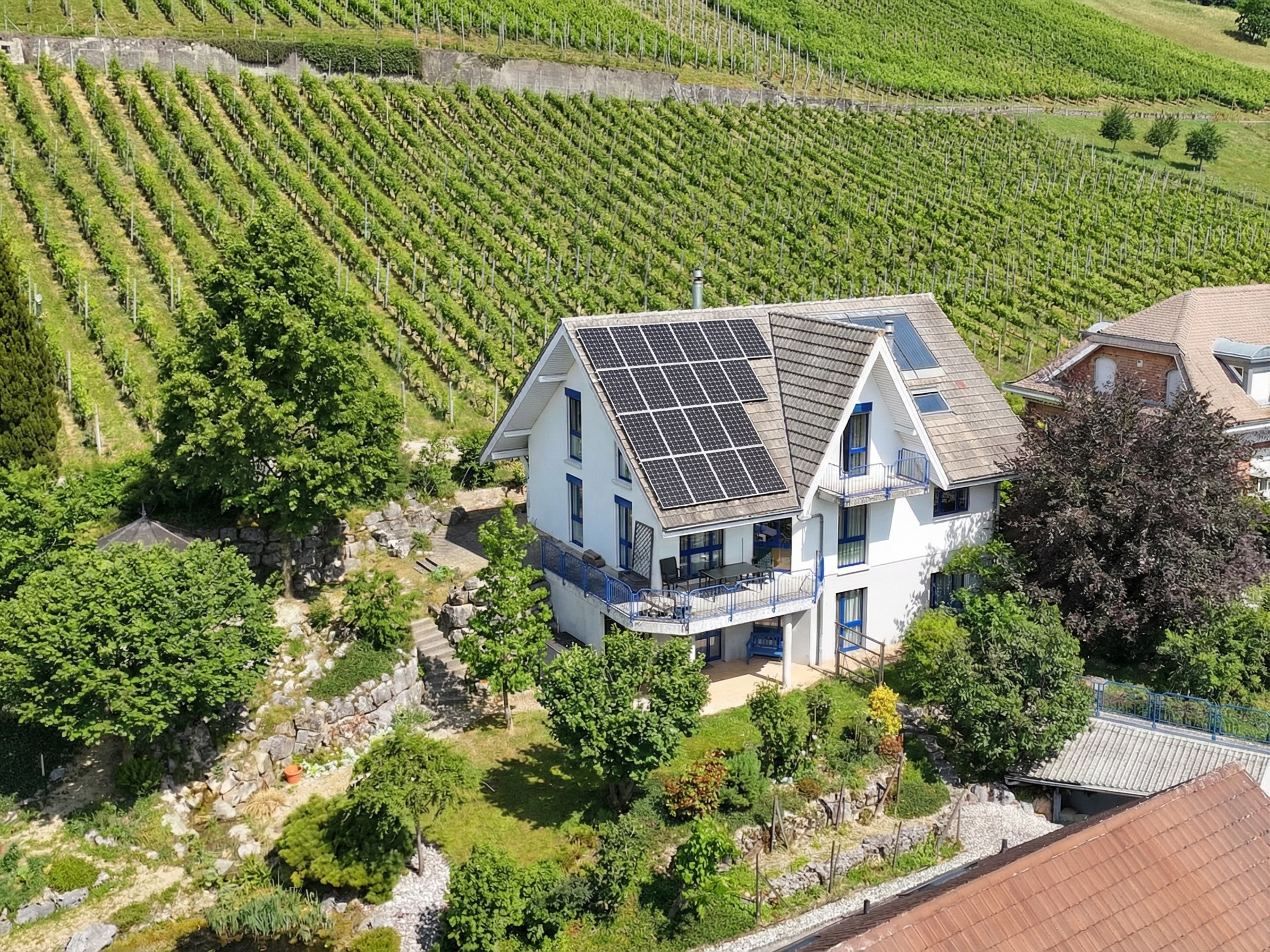Luftaufnahme eines Hauses am Weinberg
