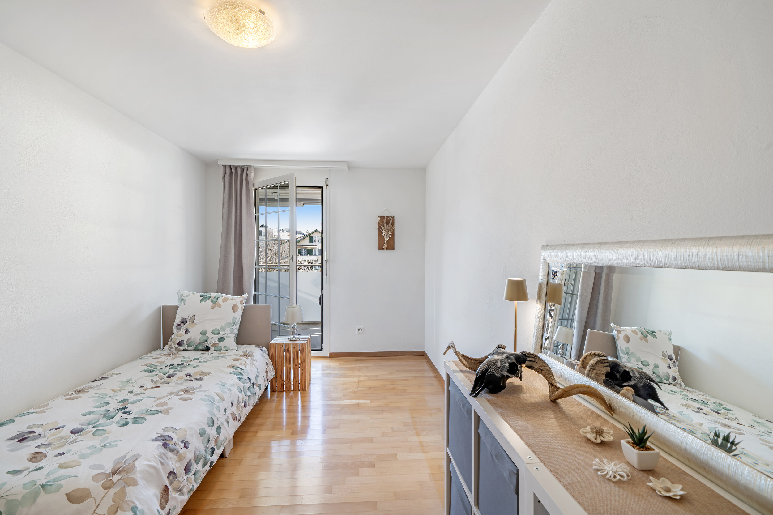 Helles Schlafzimmer mit zwei Einzelbetten