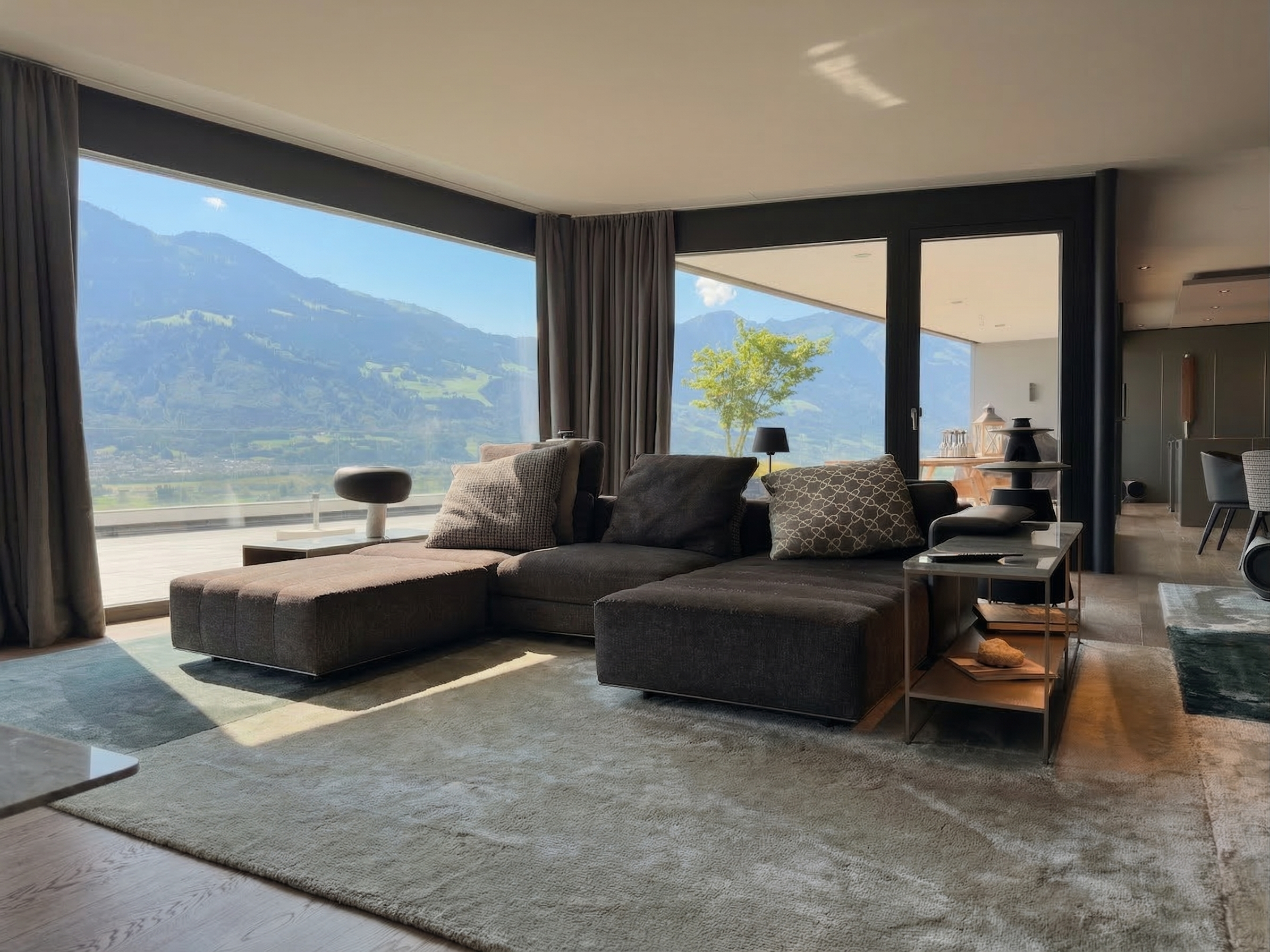 Großzügiges Wohnzimmer mit Panoramablick auf die Berge