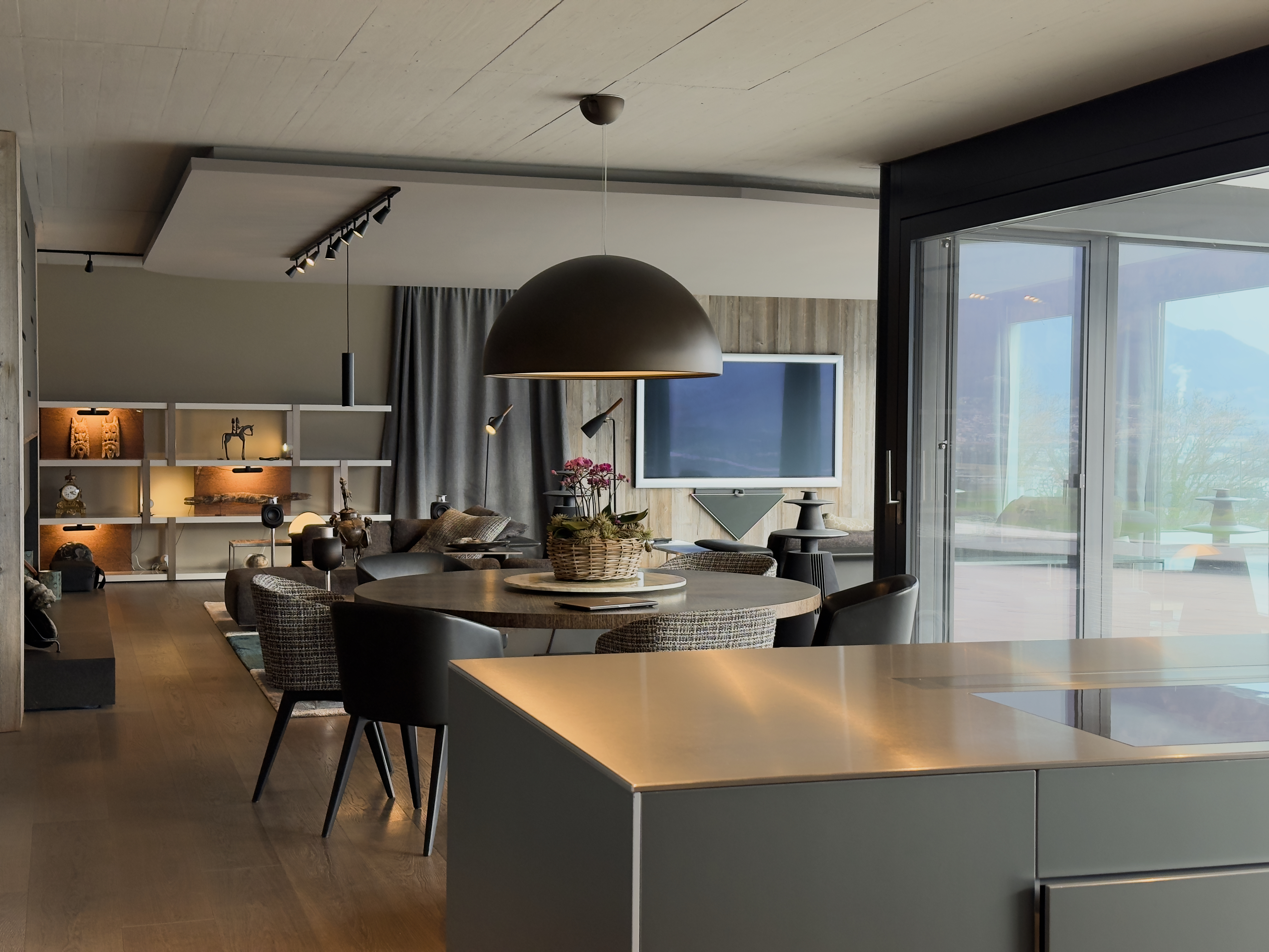 Modernes Wohn- und Esszimmer mit Blick ins Freie