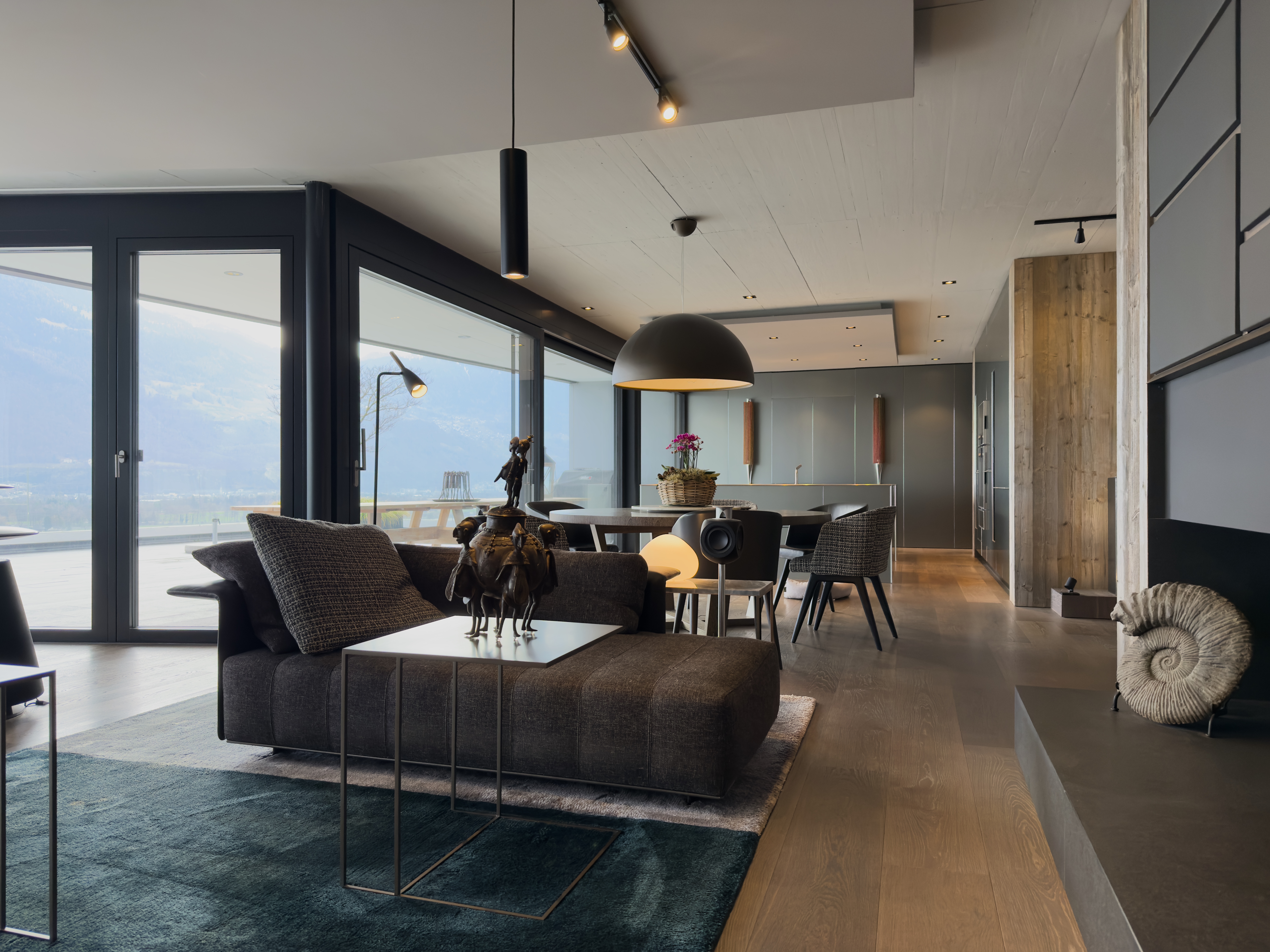 Modernes Wohn-Esszimmer mit Panoramafenstern