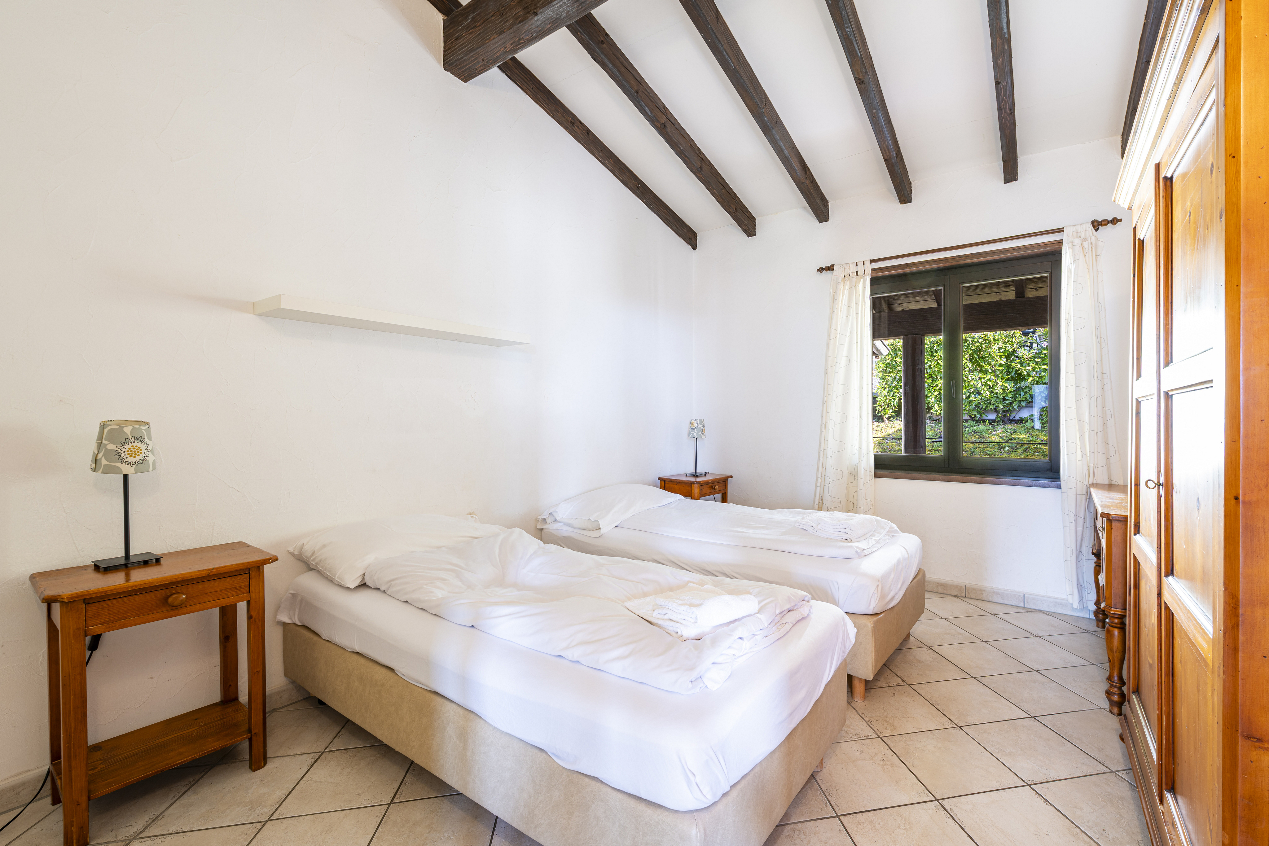 Schlafzimmer mit zwei Einzelbetten