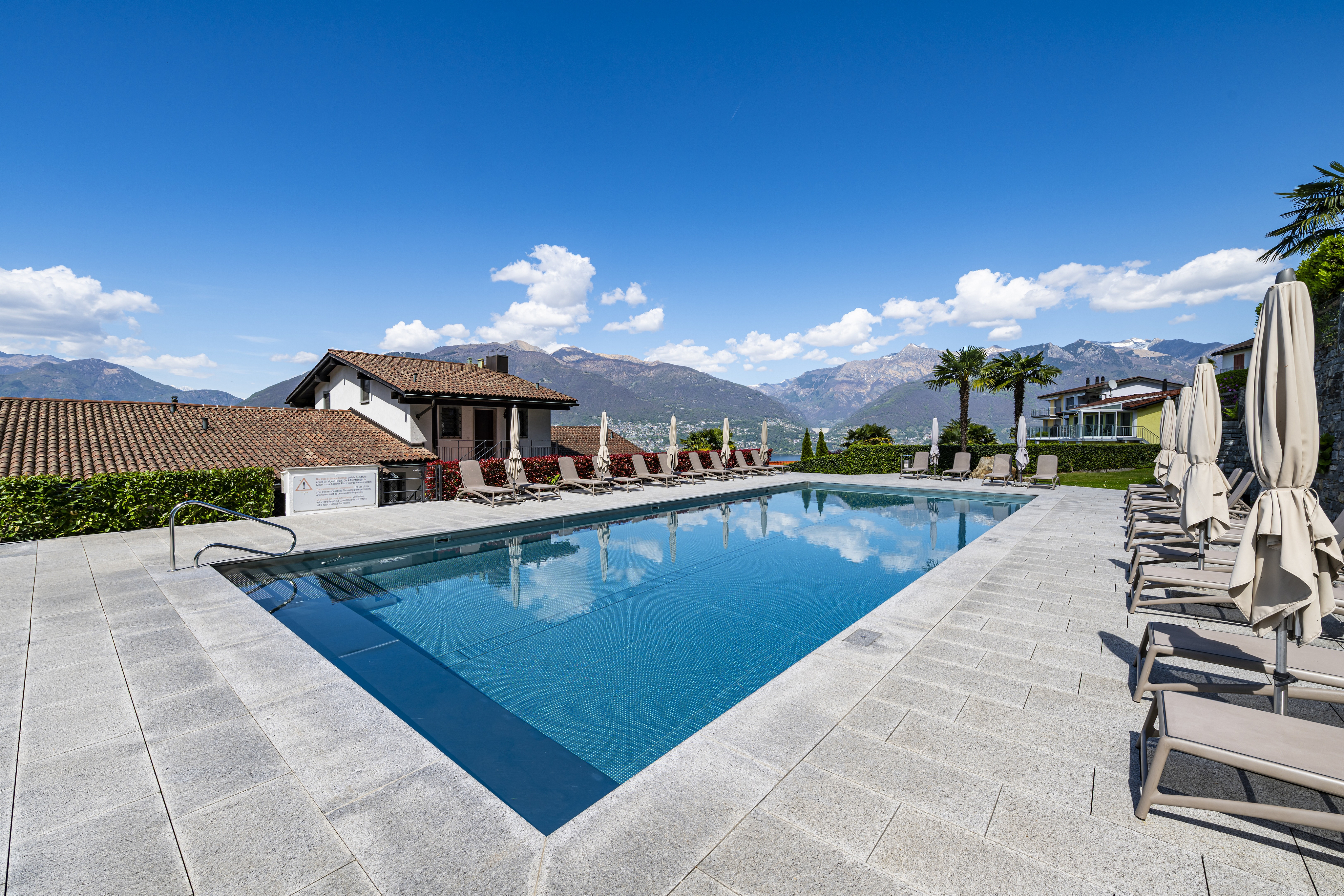 Poolbereich mit Bergpanorama