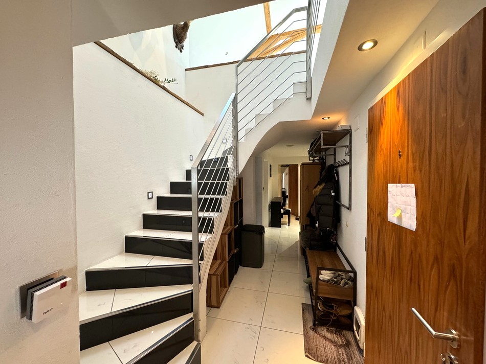 Flur mit Treppe und Galerie