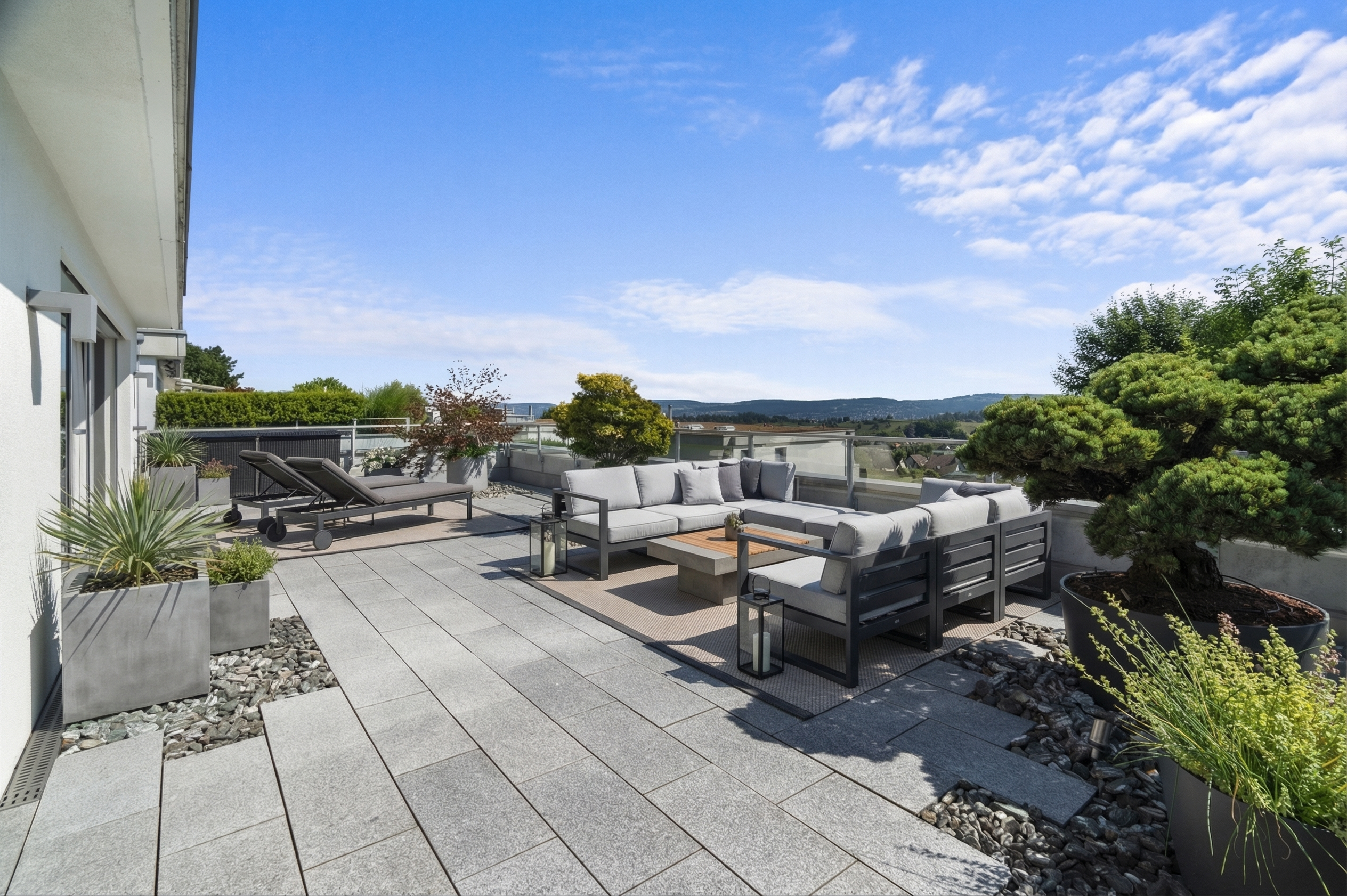 Moderne Dachterrasse mit Lounge-Möbeln und Panoramablick