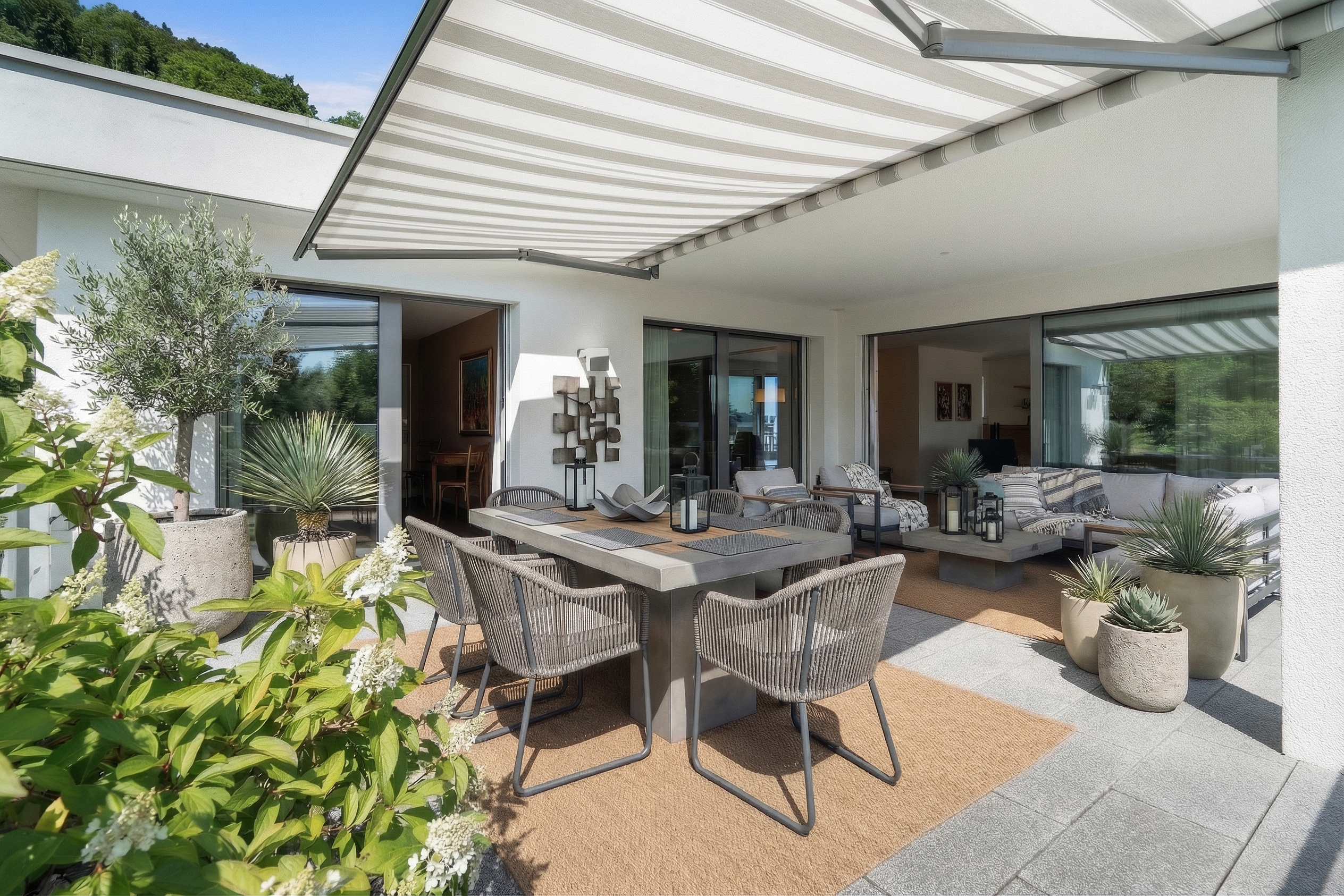 Überdachte Outdoor-Terrasse mit Ess- und Loungebereich