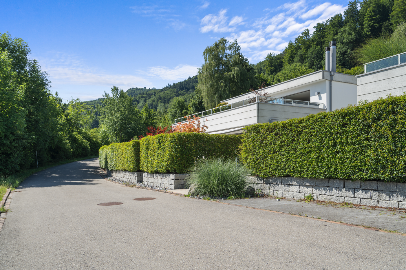Moderne Villa an grüner Hanglage