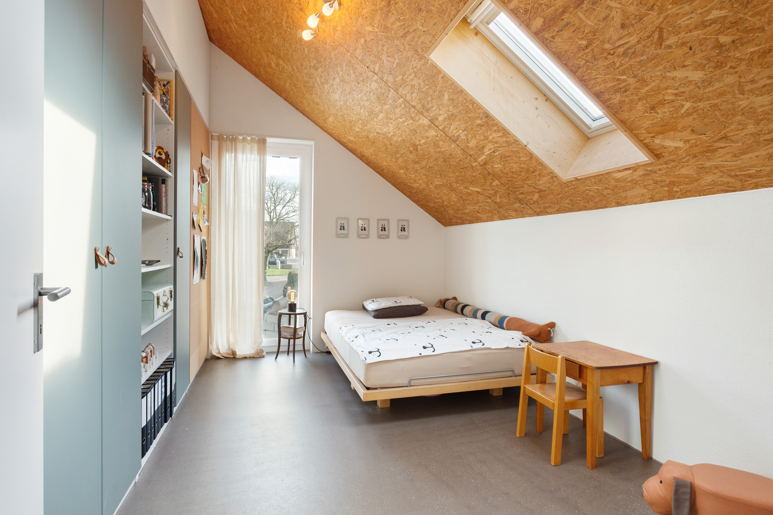 Dachgeschoss-Schlafzimmer mit Oberlicht