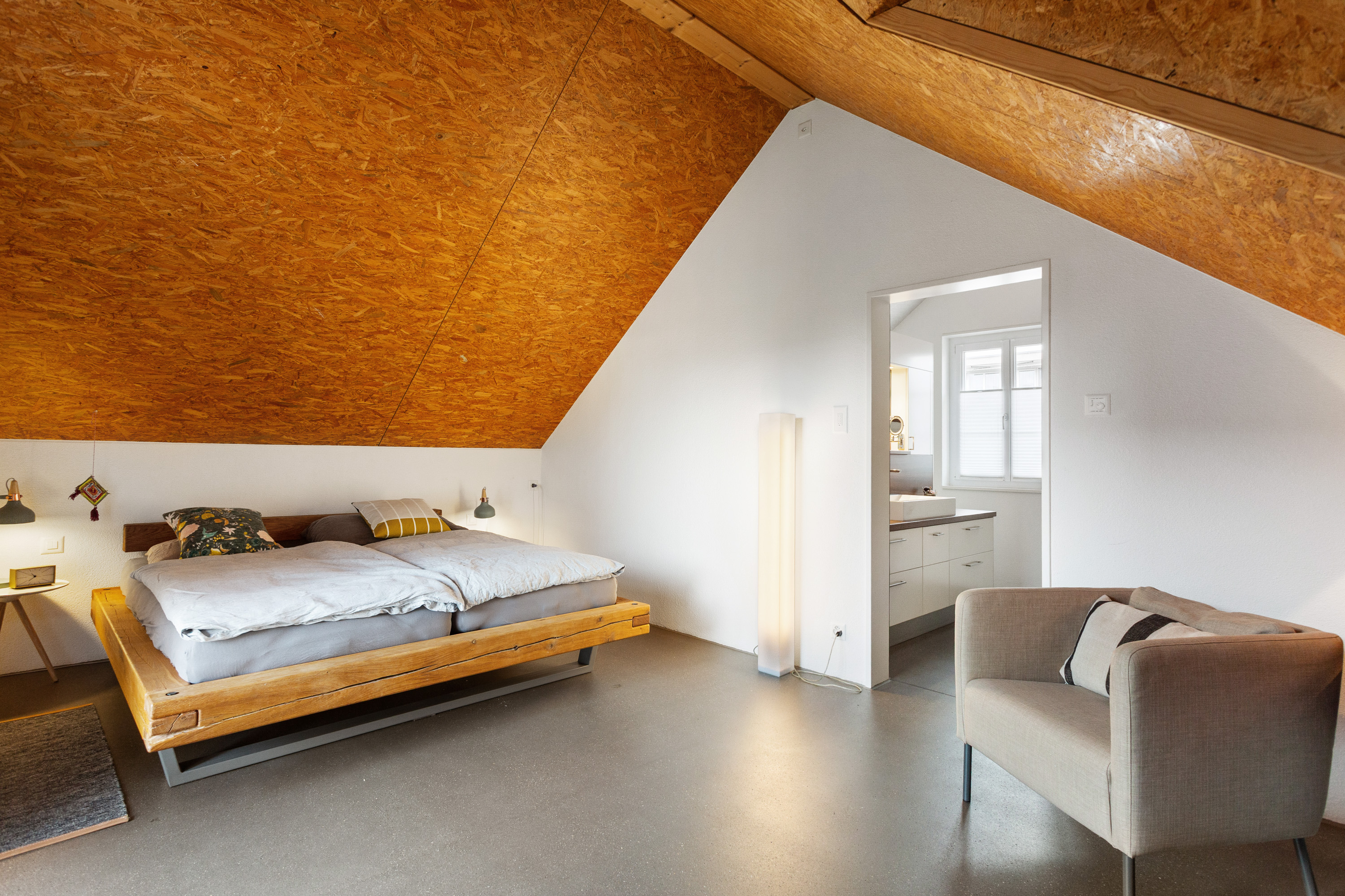 Dachgeschoss-Schlafzimmer mit offener Badverbindung