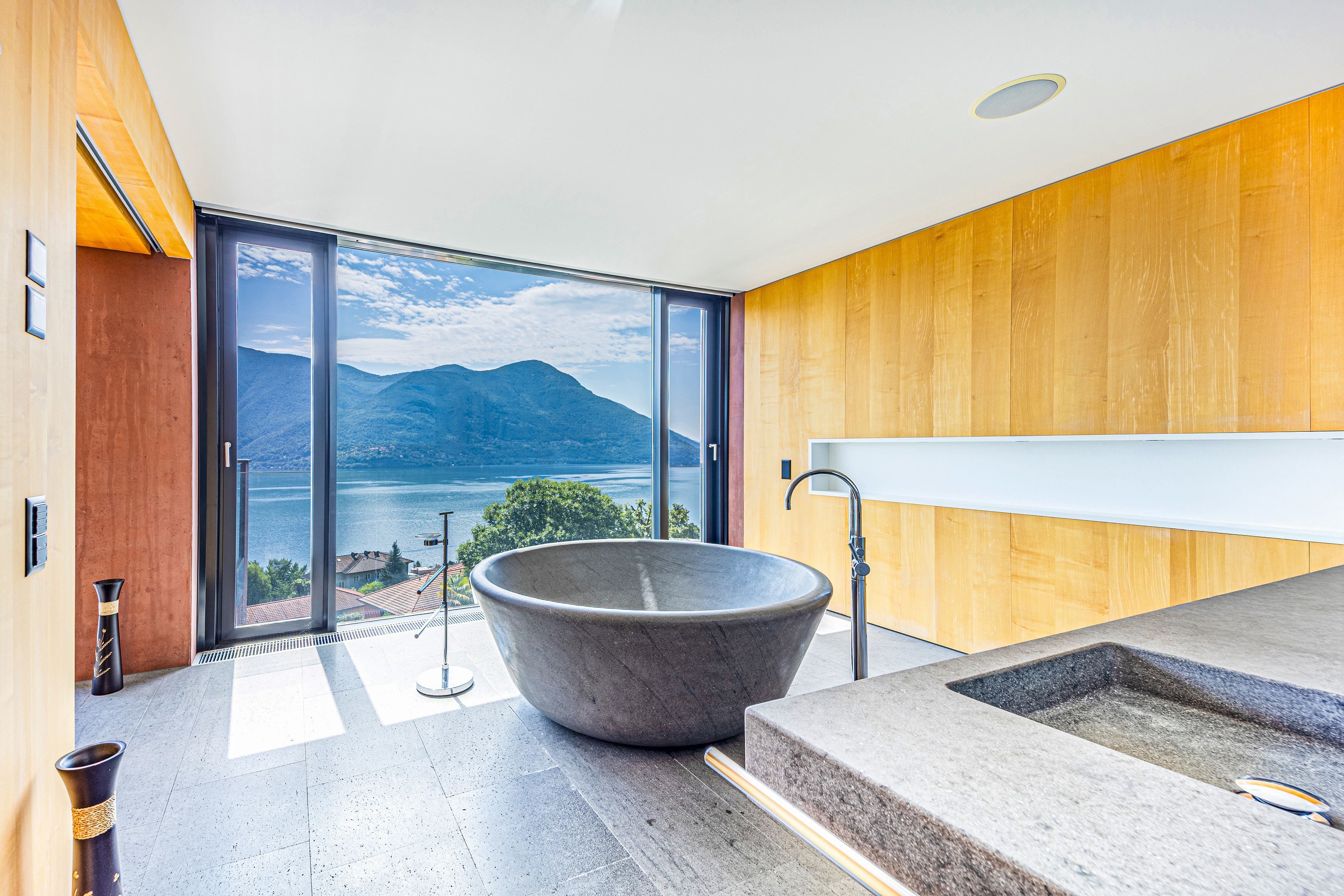 Luxuriöses Badezimmer mit Panoramablick