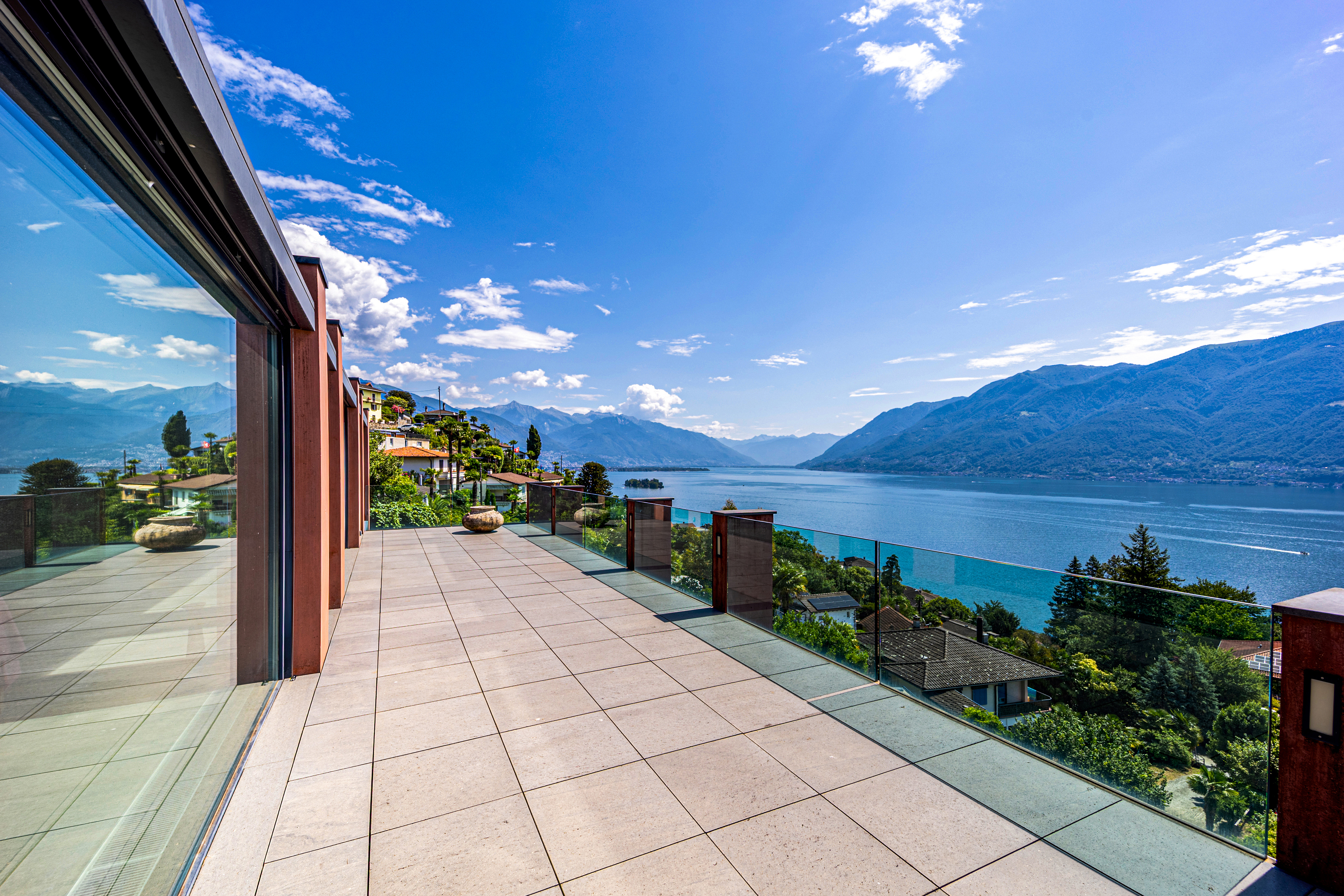 Terrasse mit Seeblick und Bergpanorama