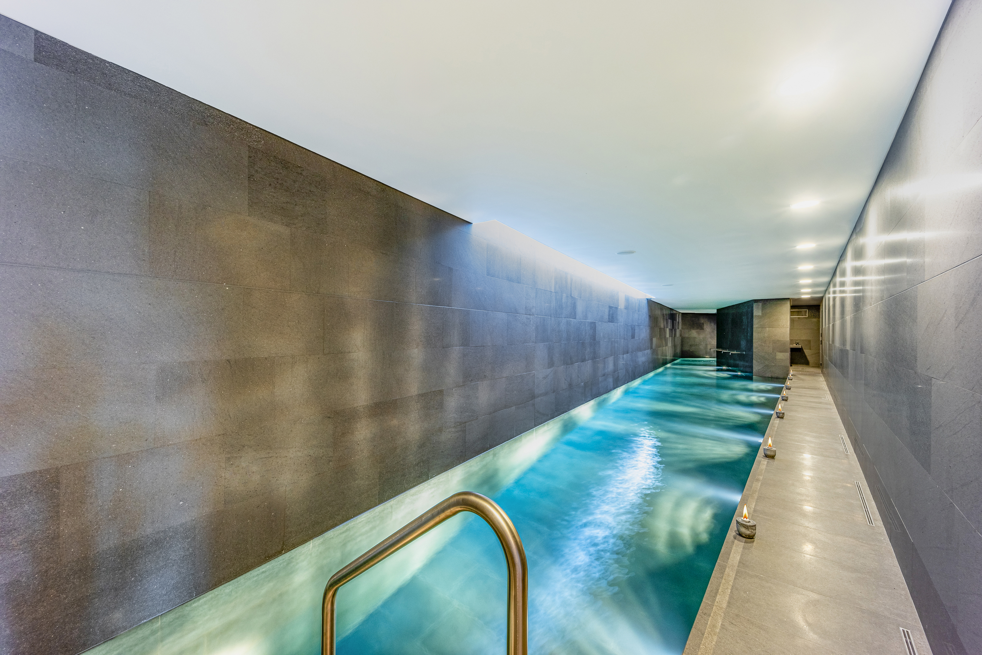 Indoor-Poolbereich mit langem Becken