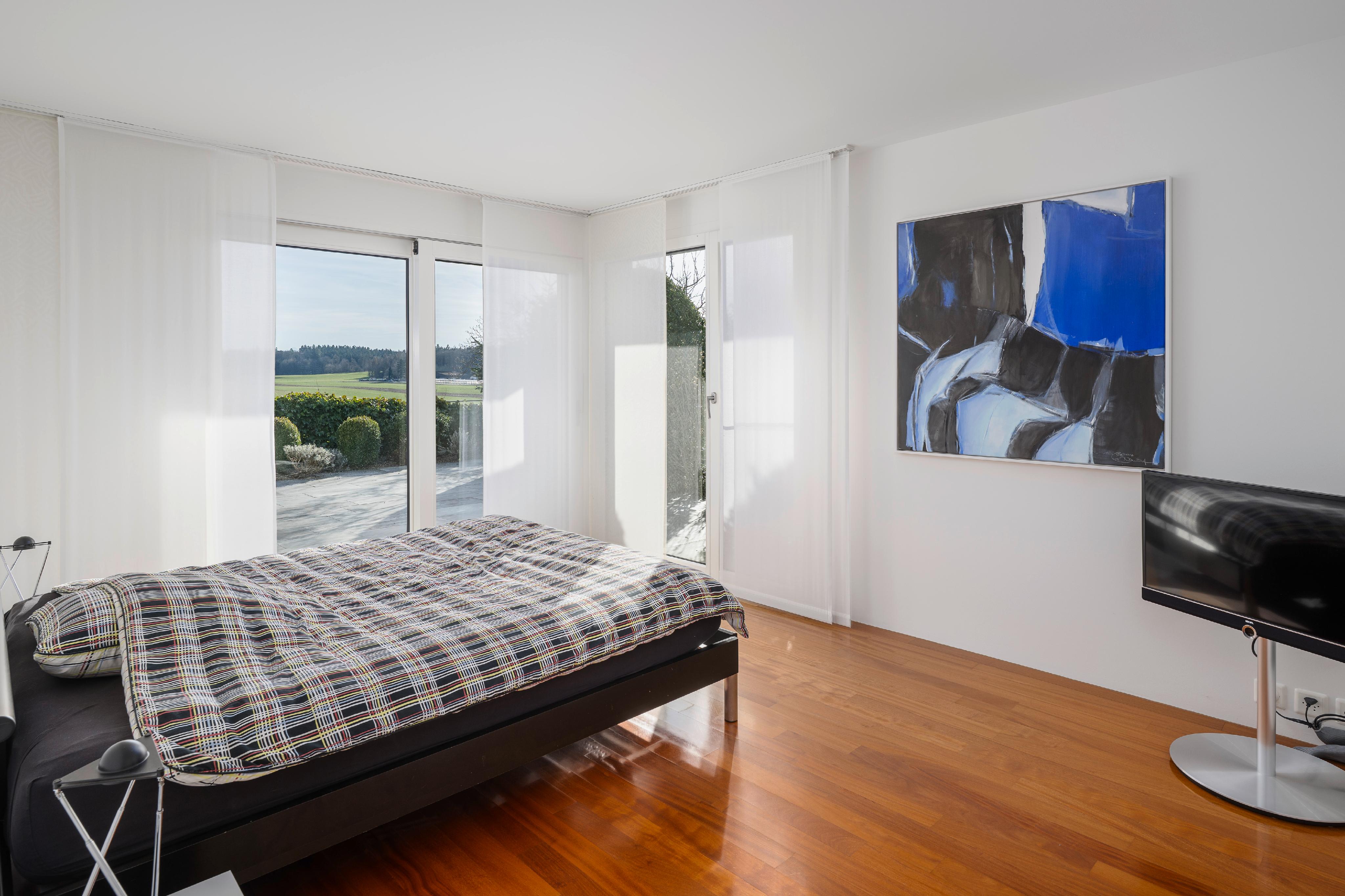 Helles Schlafzimmer mit Panoramafenstern