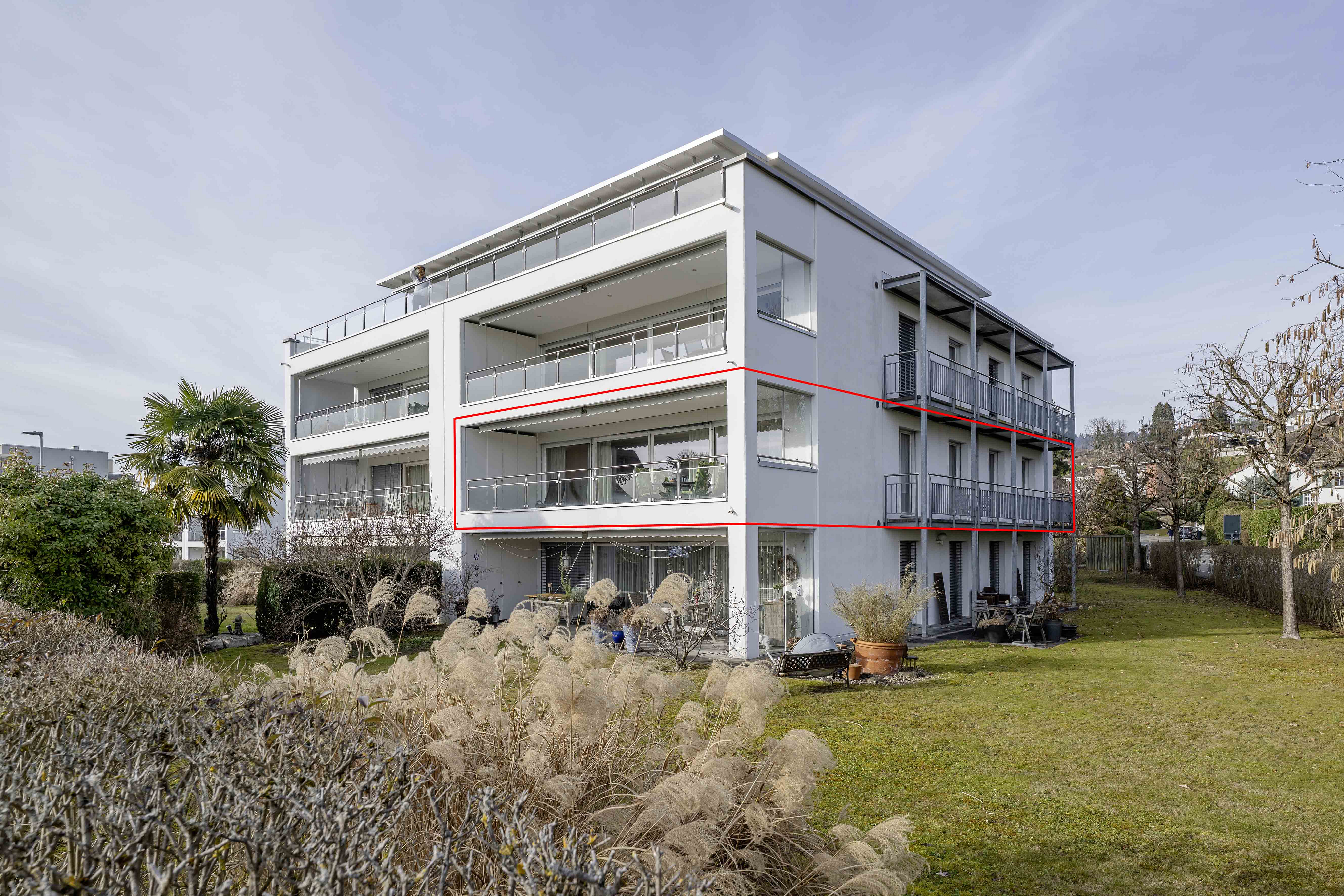 Moderne Wohnanlage mit Balkonen und Garten