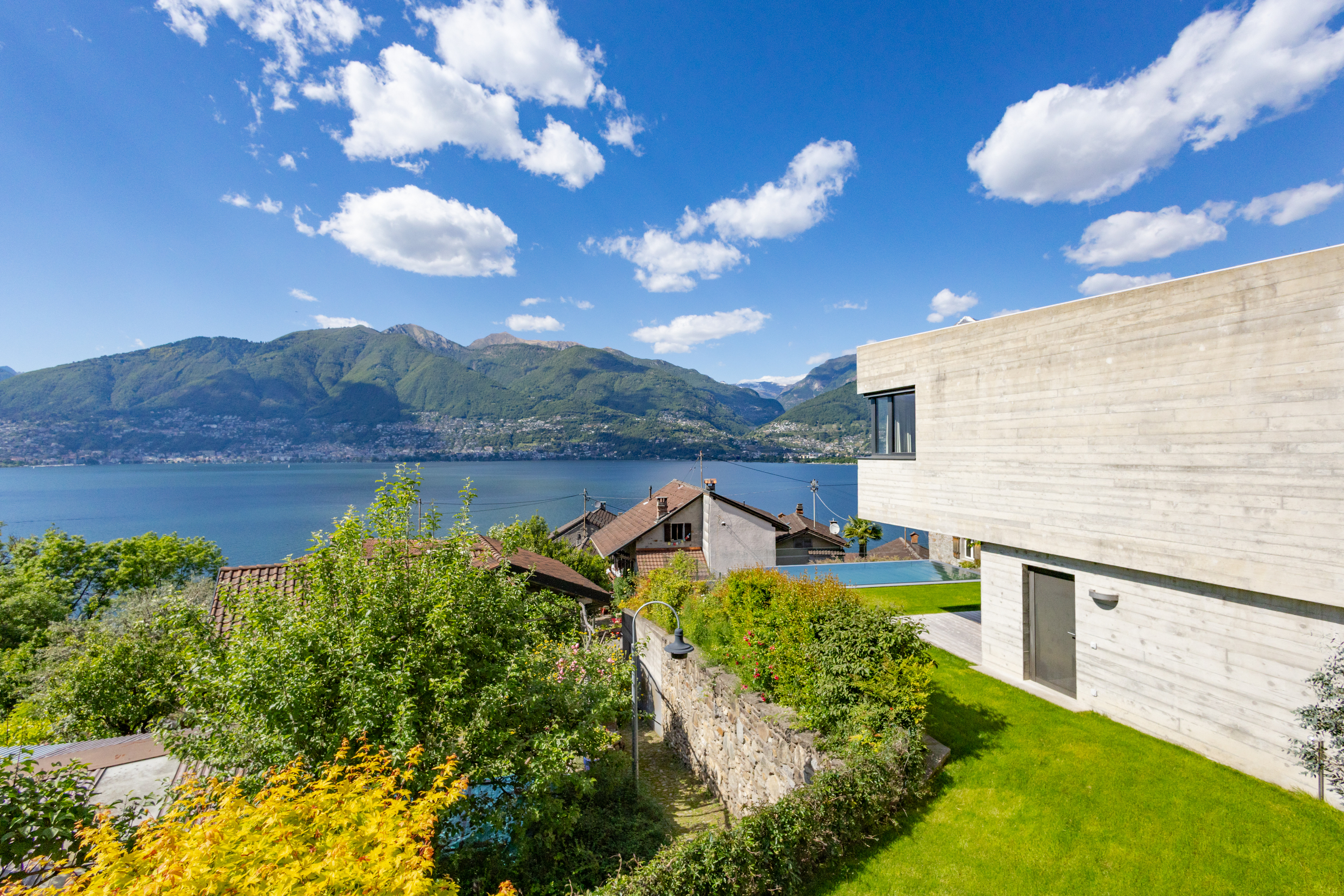 Seeblick auf modernes Haus mit Garten
