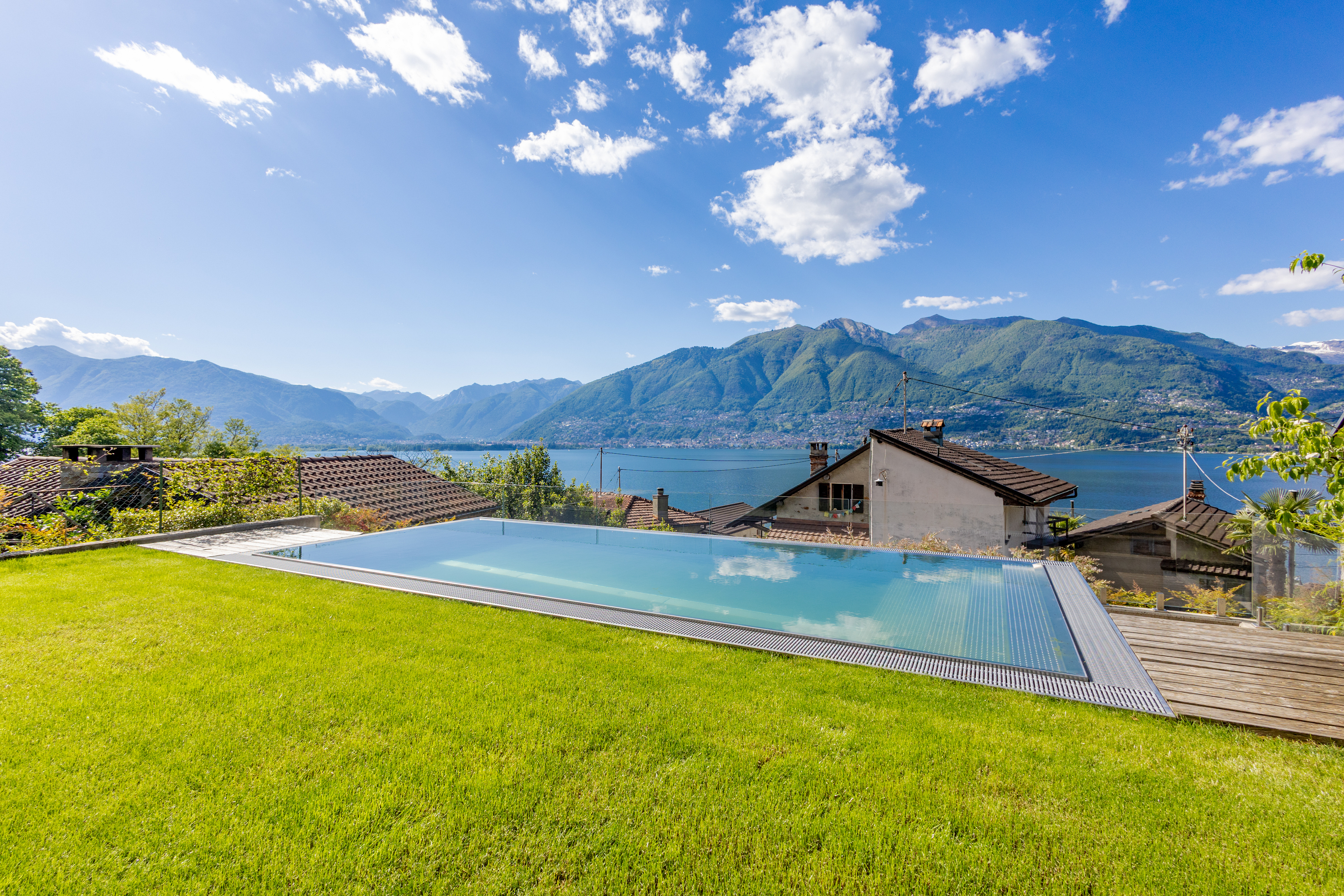 Außenbereich mit Pool und Bergblick