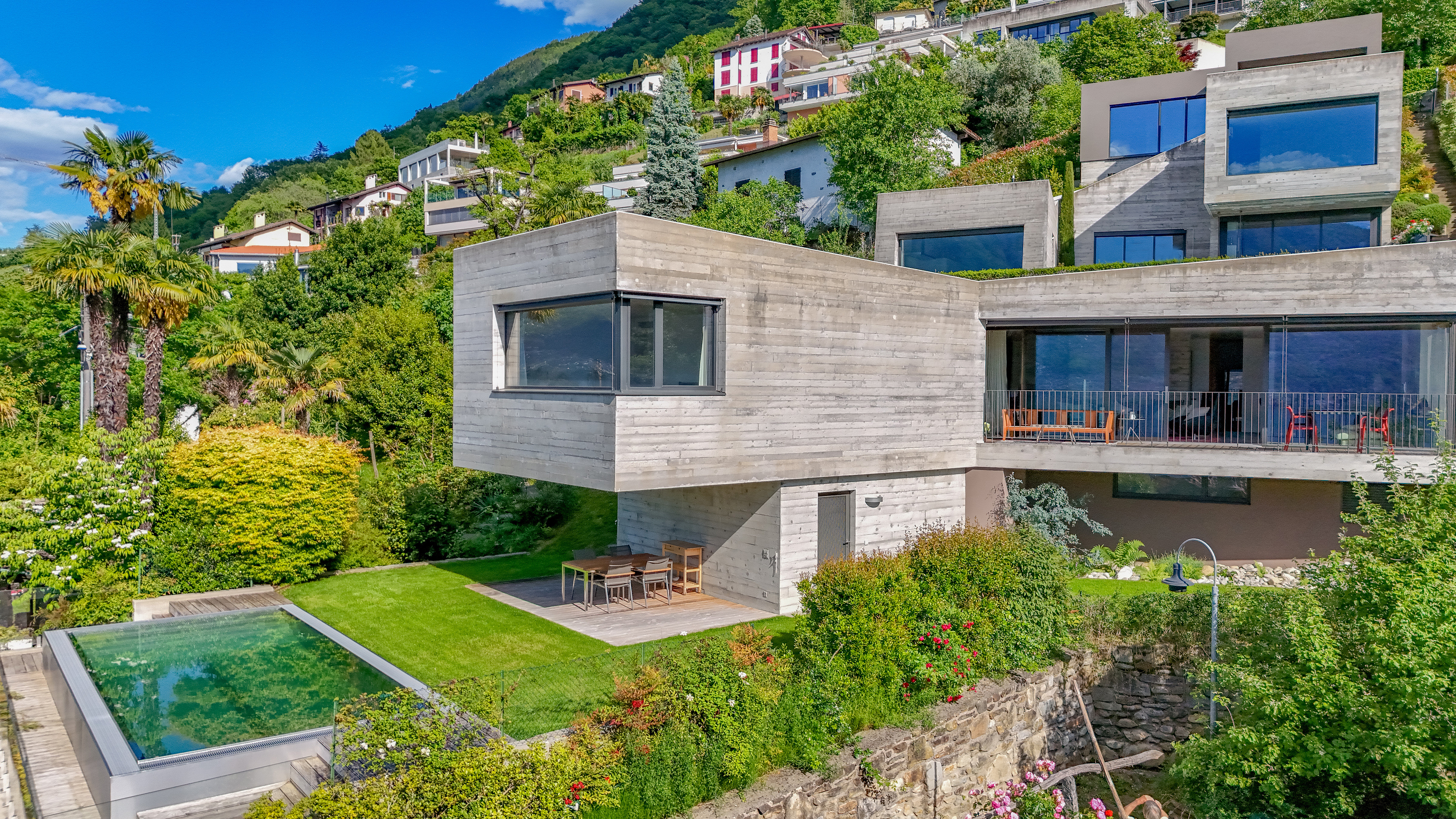 Modernes Villenanwesen mit Pool und Hanglage