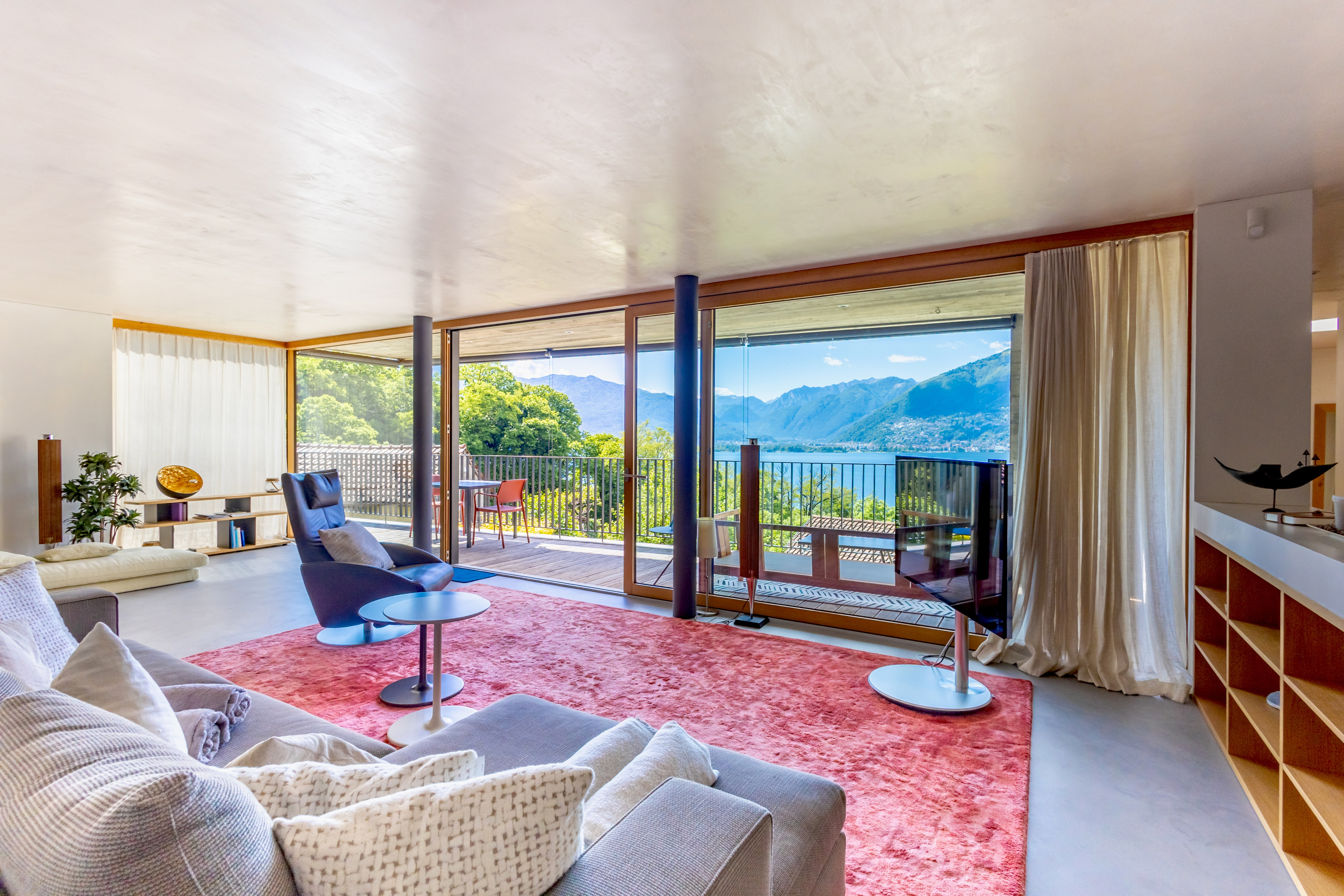 Helles Wohnzimmer mit Panoramablick