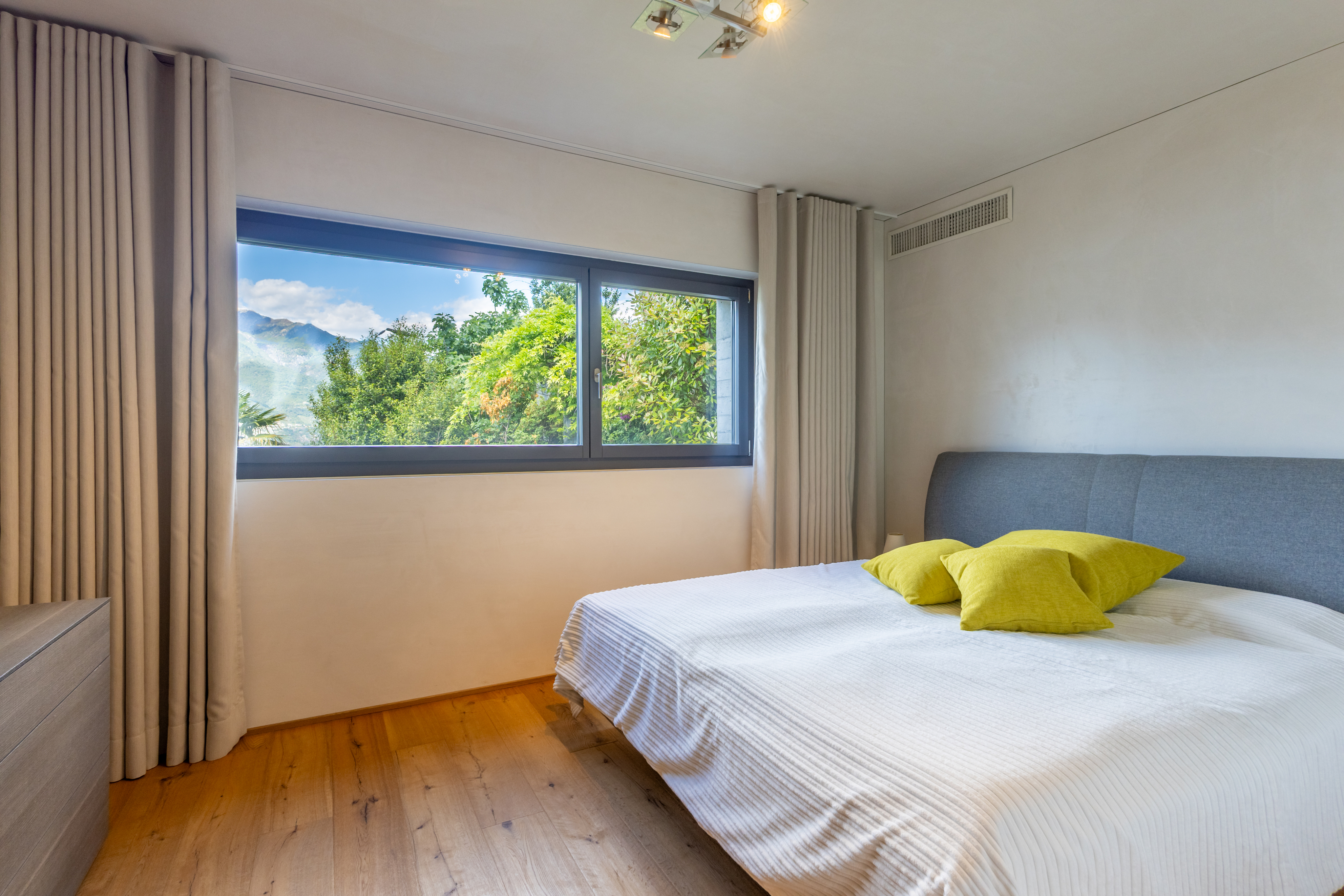 Helles Schlafzimmer mit Bergblick