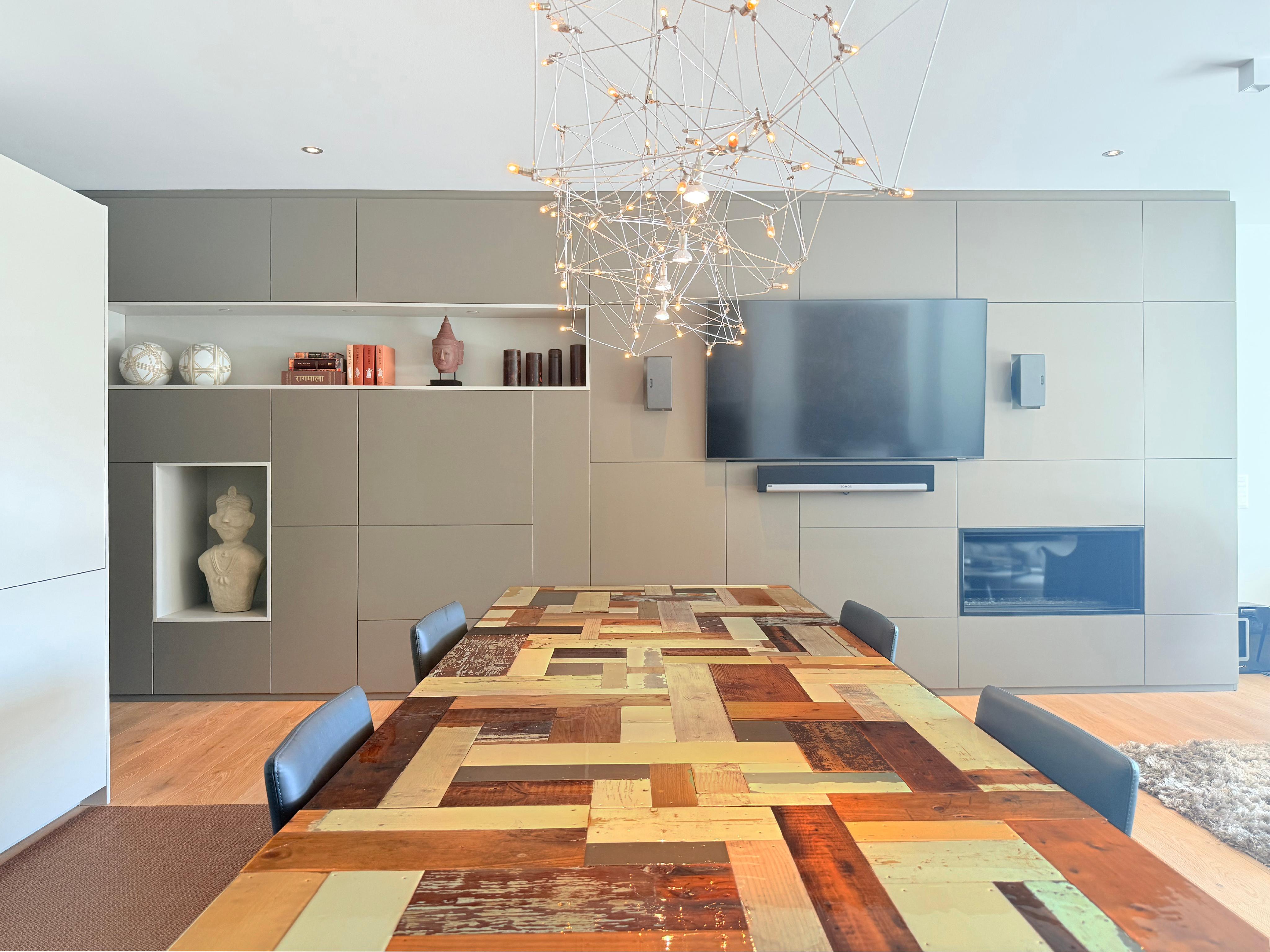 Modernes Esszimmer mit Designmöbeln