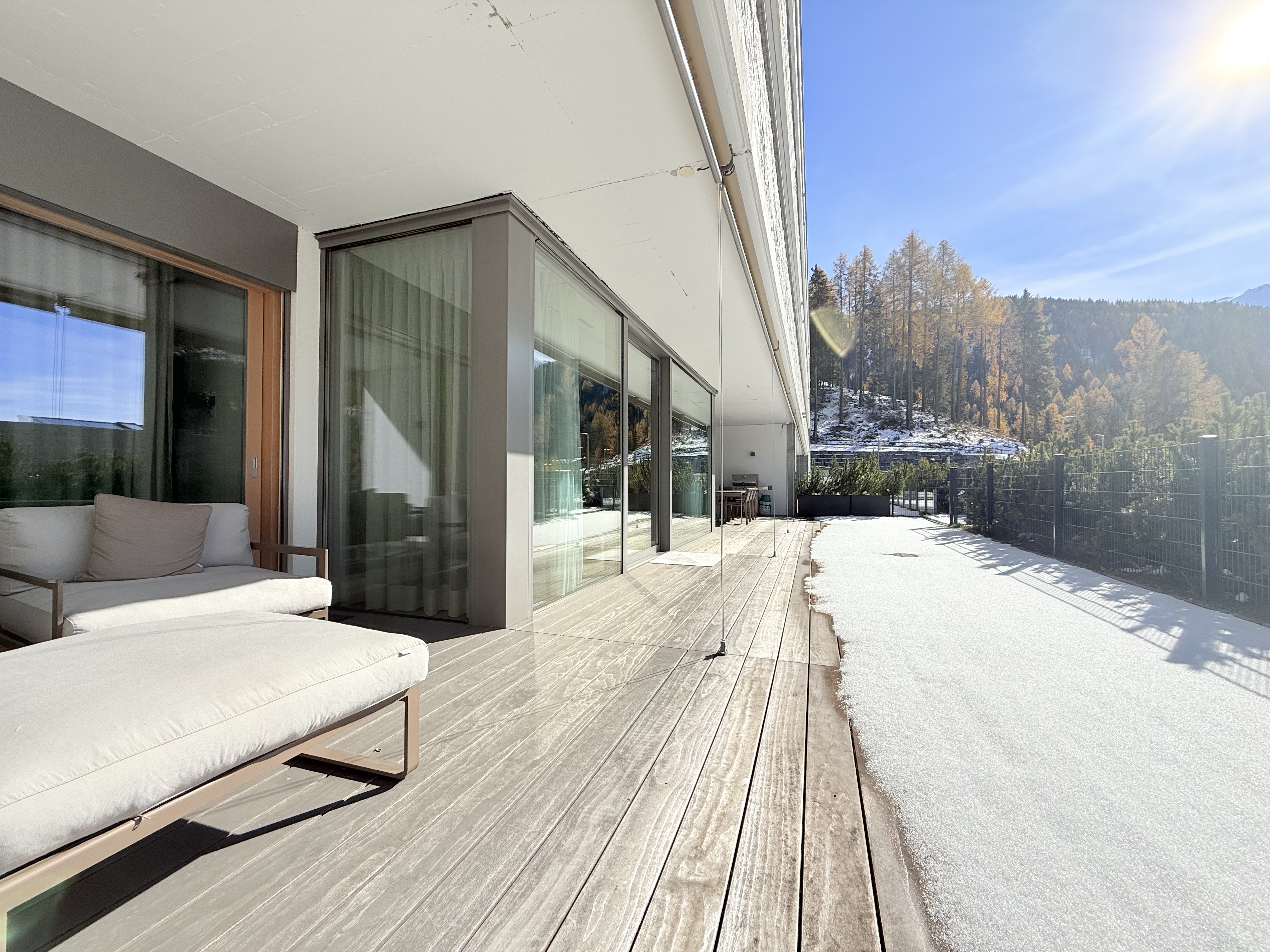 Moderne Terrasse mit Bergblick