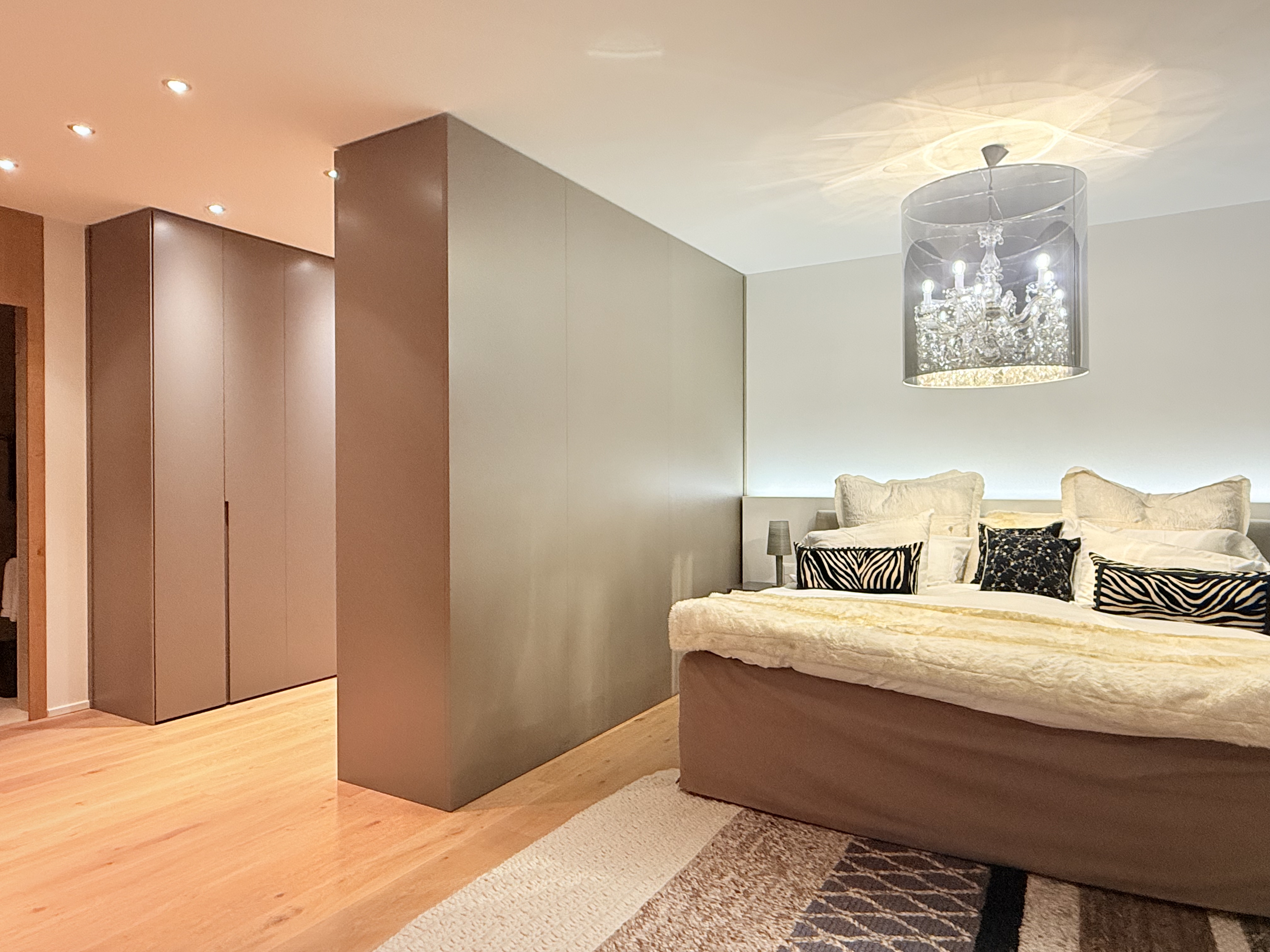 Modernes Schlafzimmer mit Einbauschränken
