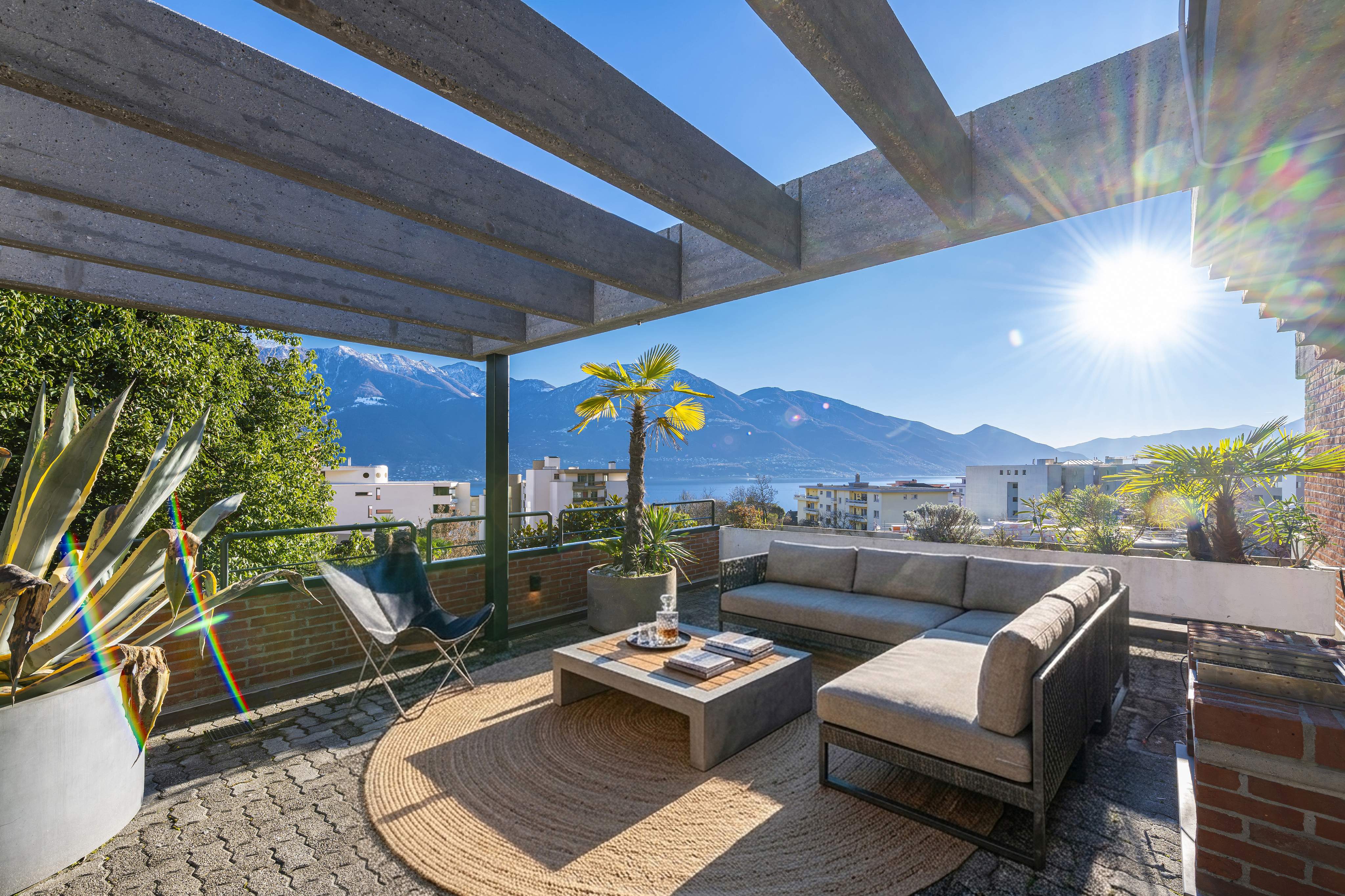 Terrasse mit Berg- und Seeblick