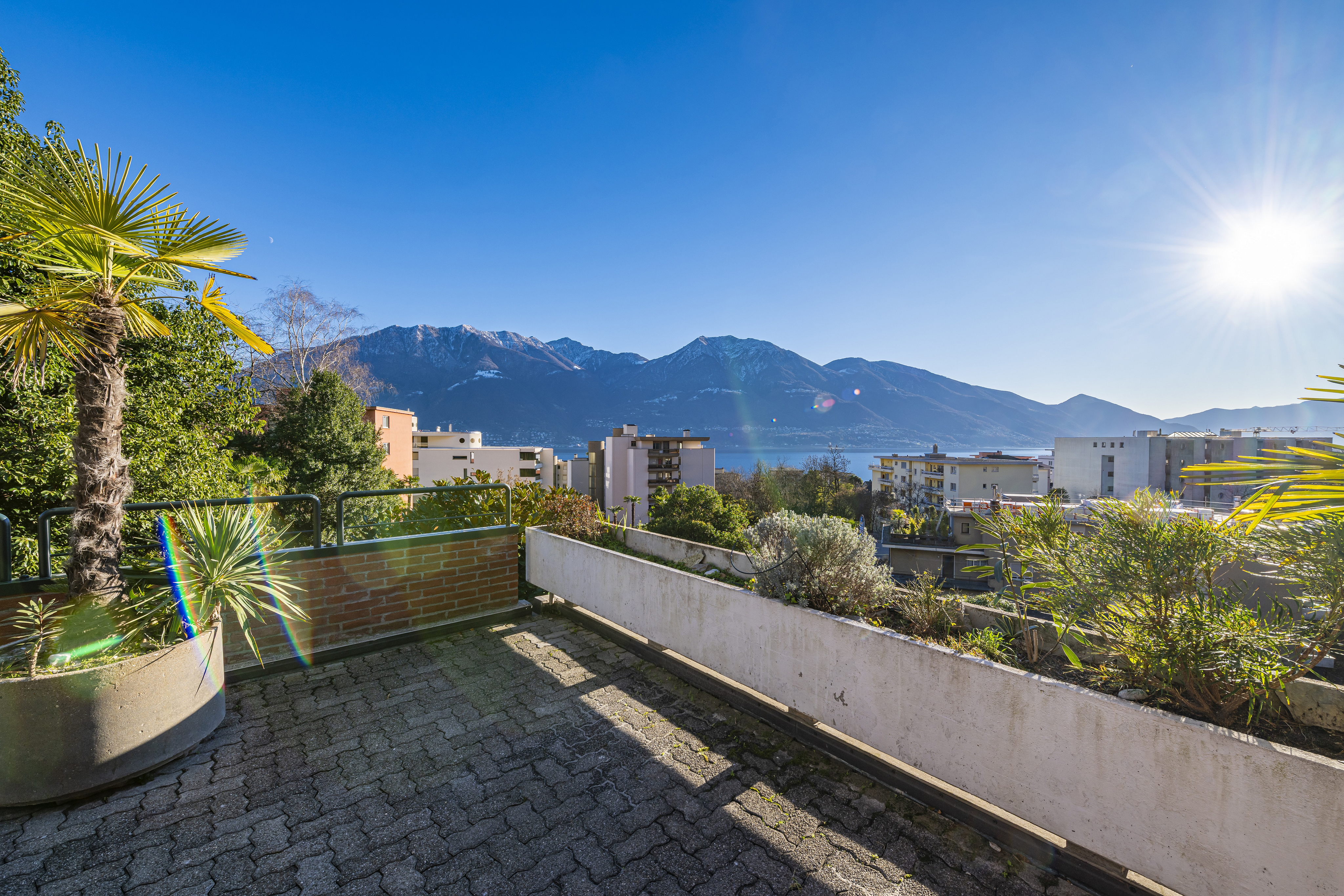 Terrasse mit Seeblick und Bergpanorama