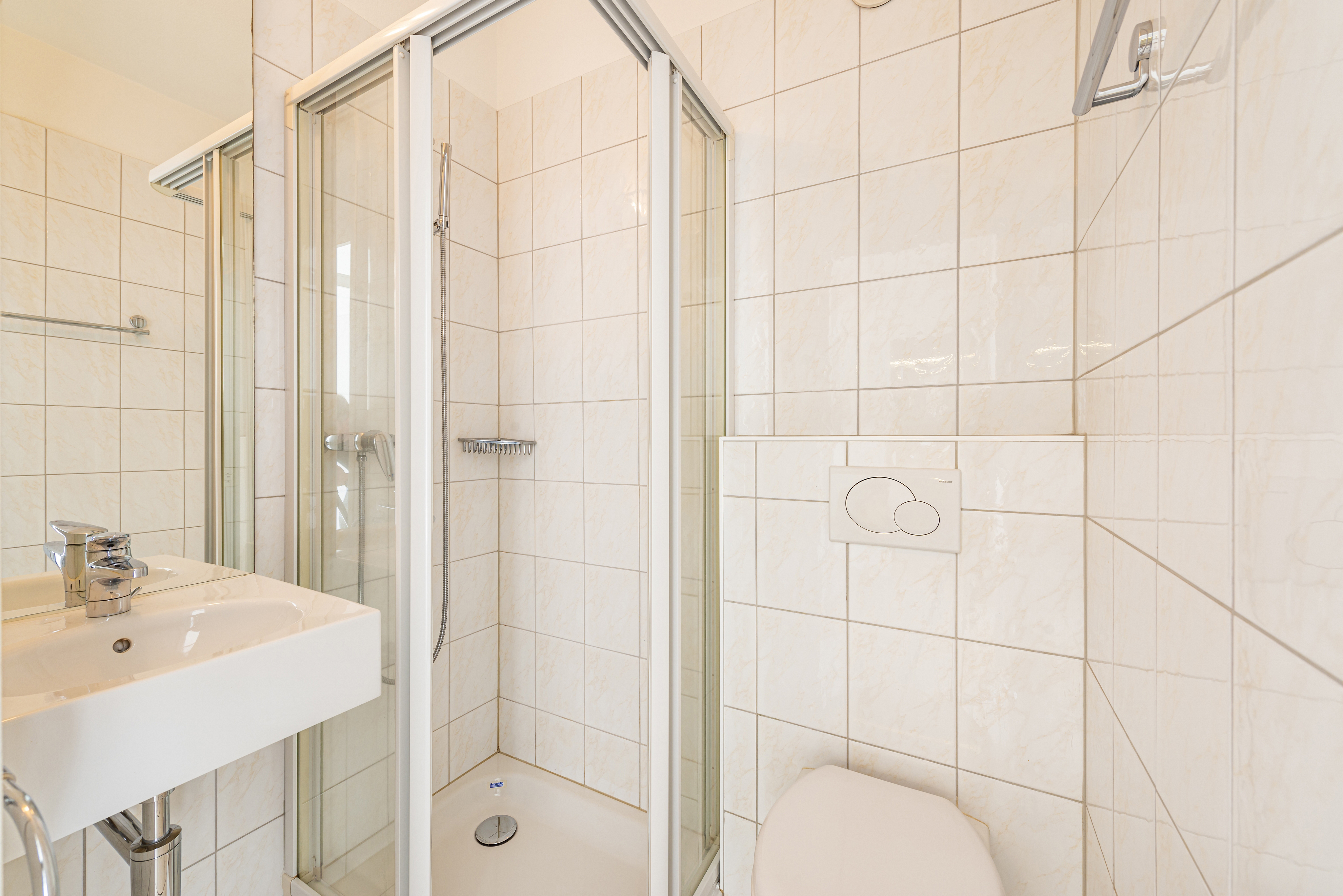 Modernes Bad mit Dusche und WC