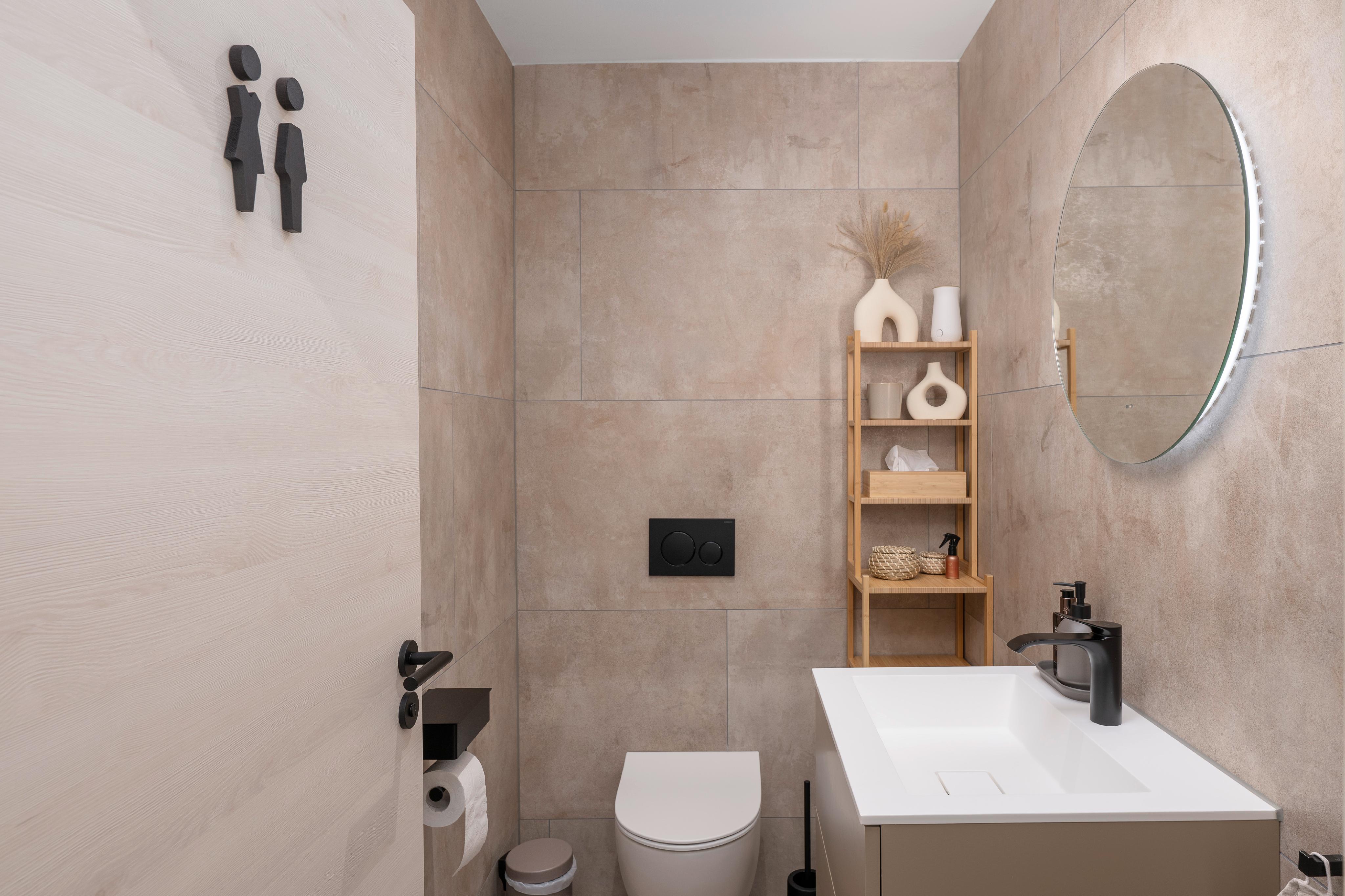 Modernes Gäste-WC mit minimalistischer Ausstattung