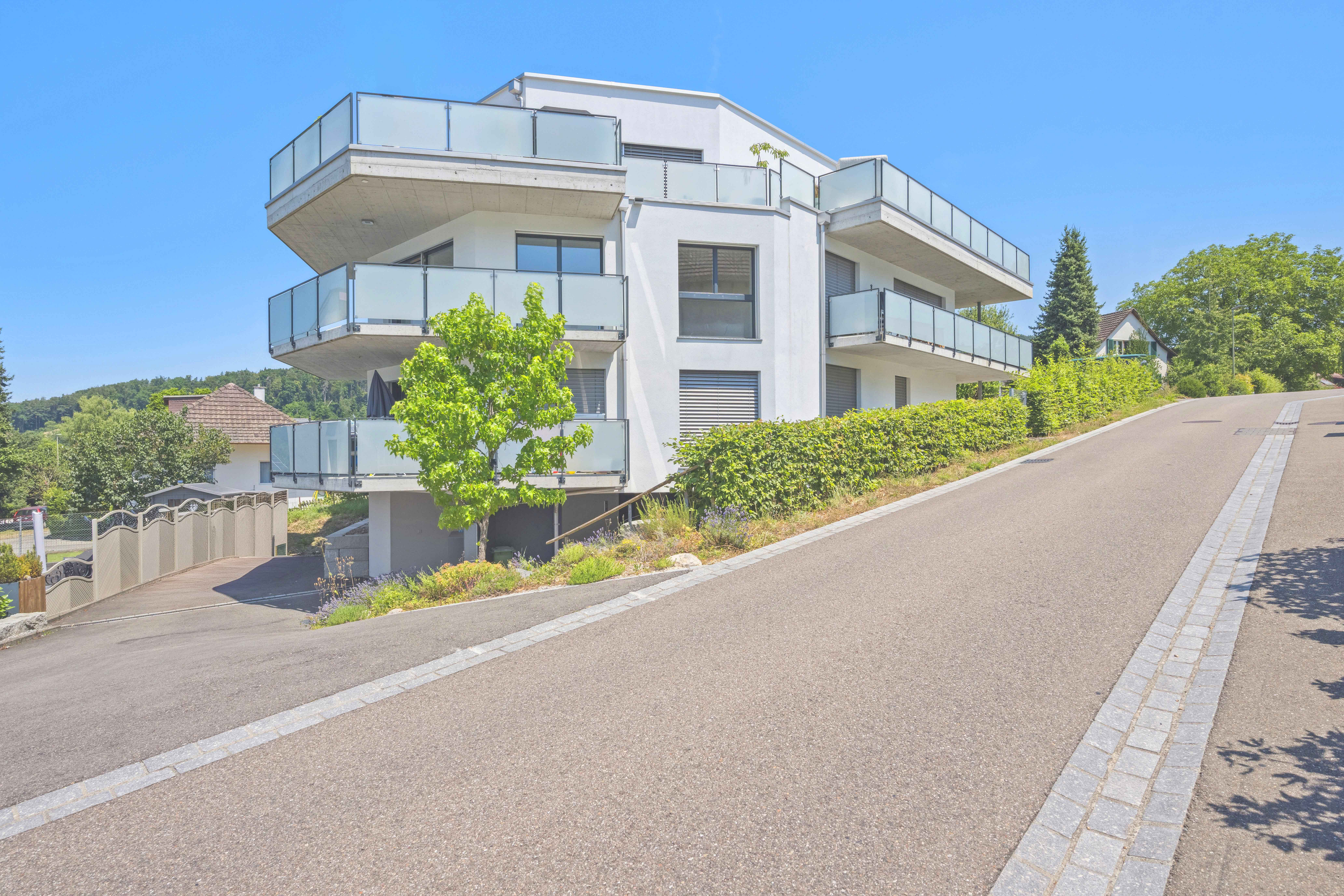 Moderne Wohnanlage mit großen Balkonen