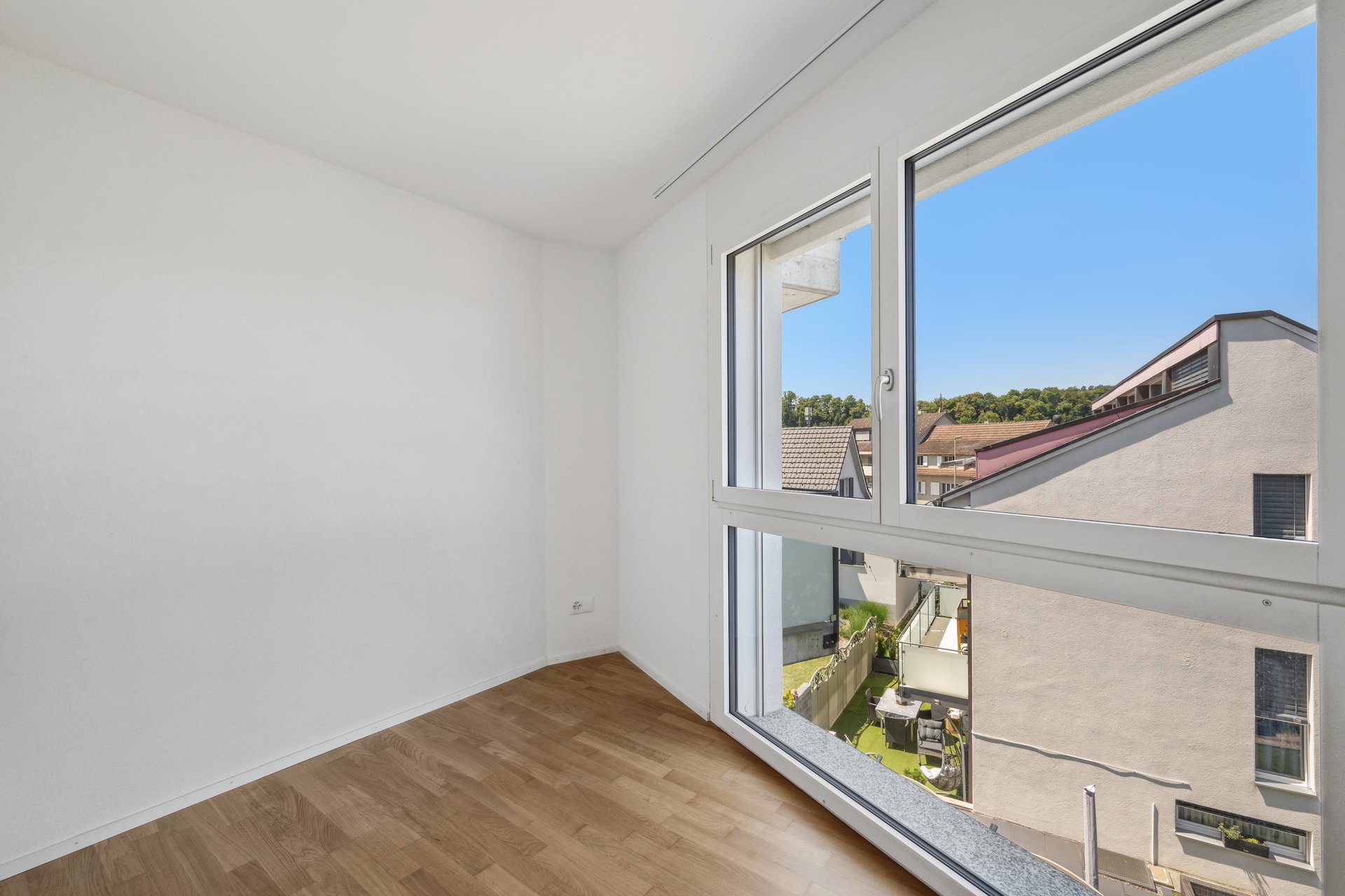 Heller leerer Raum mit großem Fenster