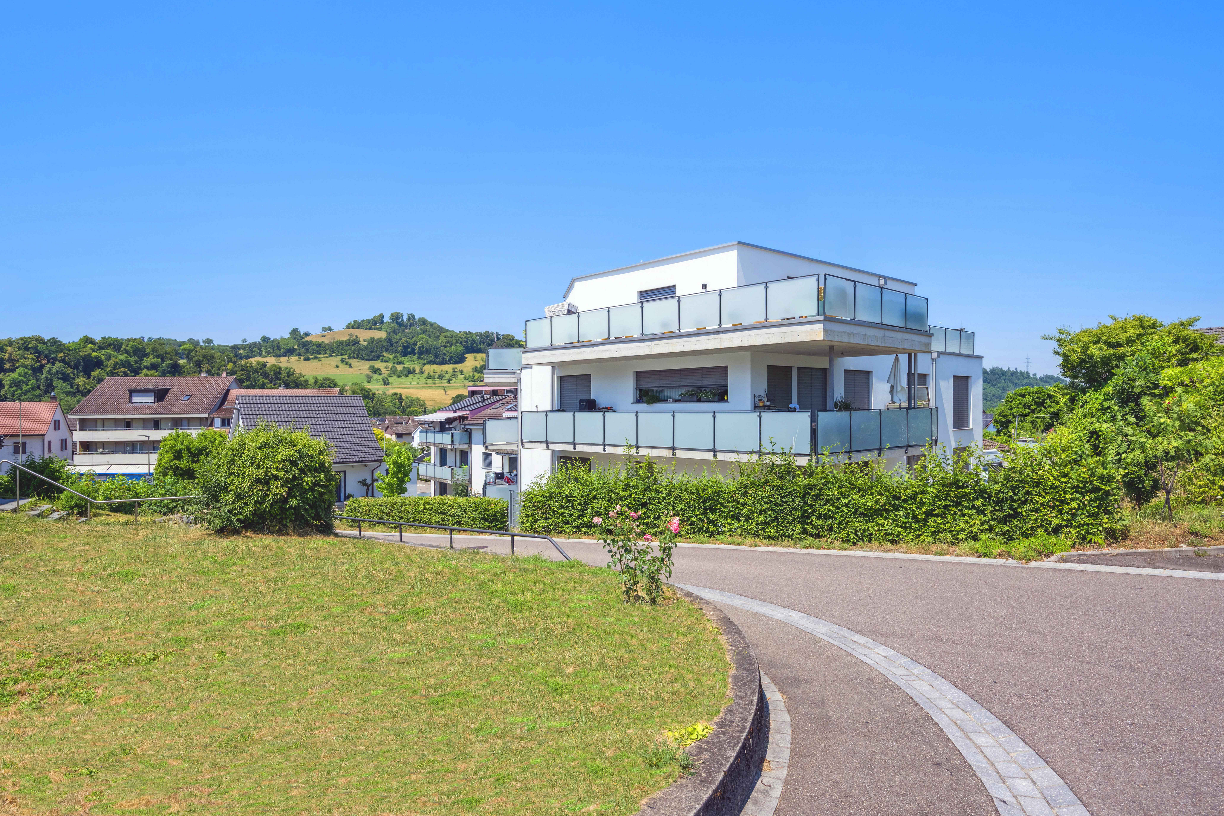 Moderne Wohnanlage mit Balkon und Grünblick