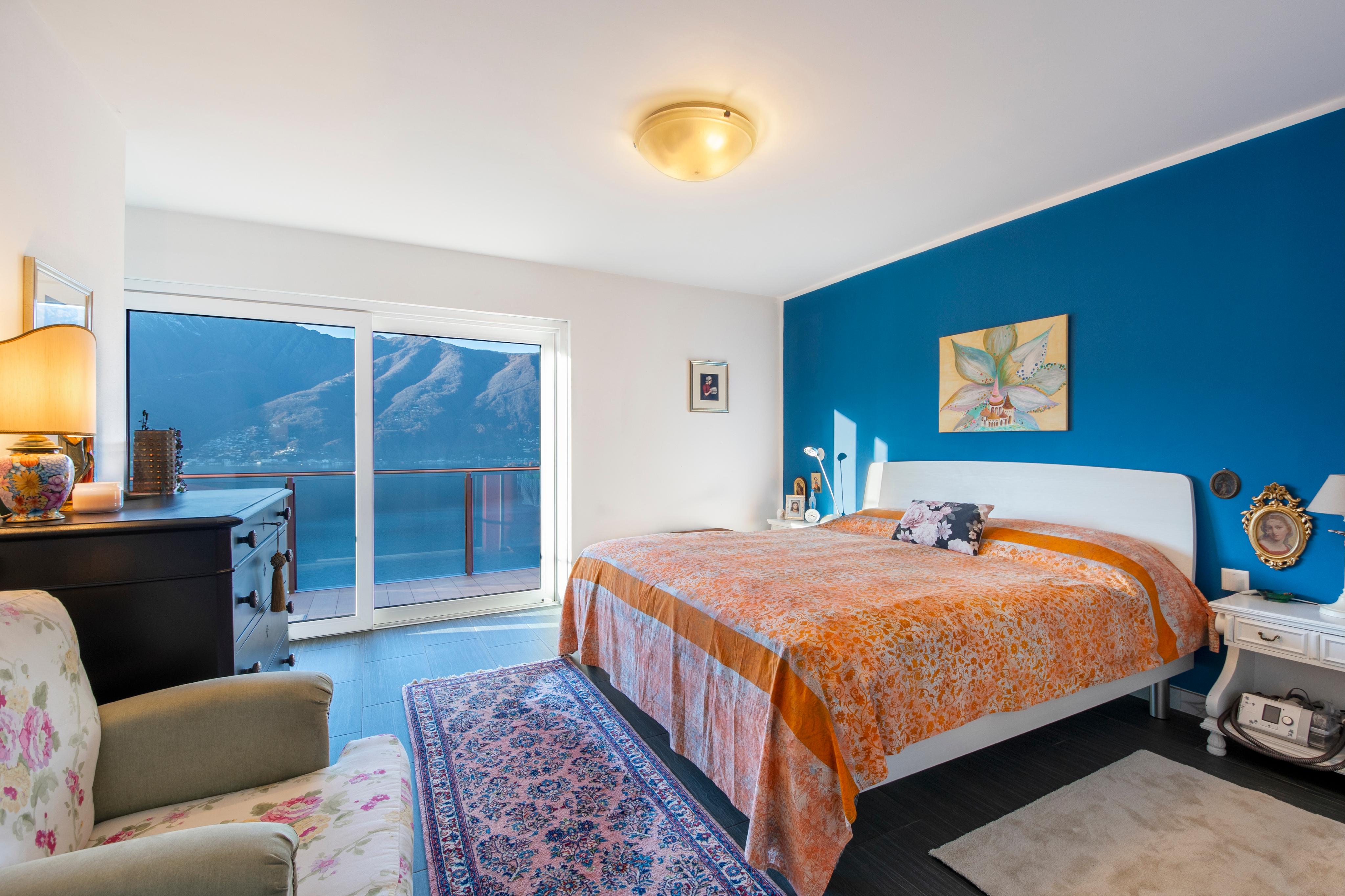 Schlafzimmer mit Balkonblick auf die Berge