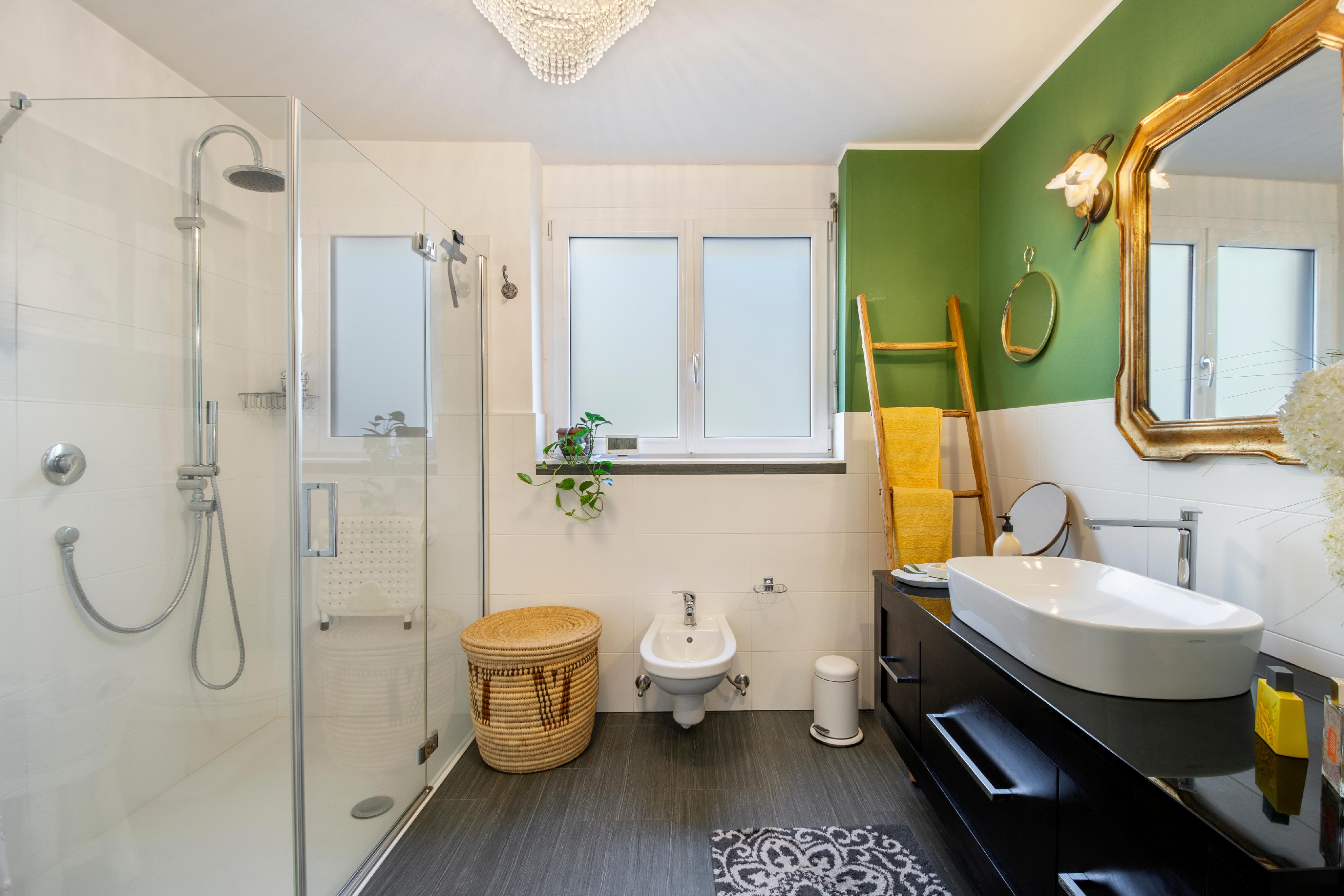 Modernes Badezimmer mit Dusche und Waschtisch