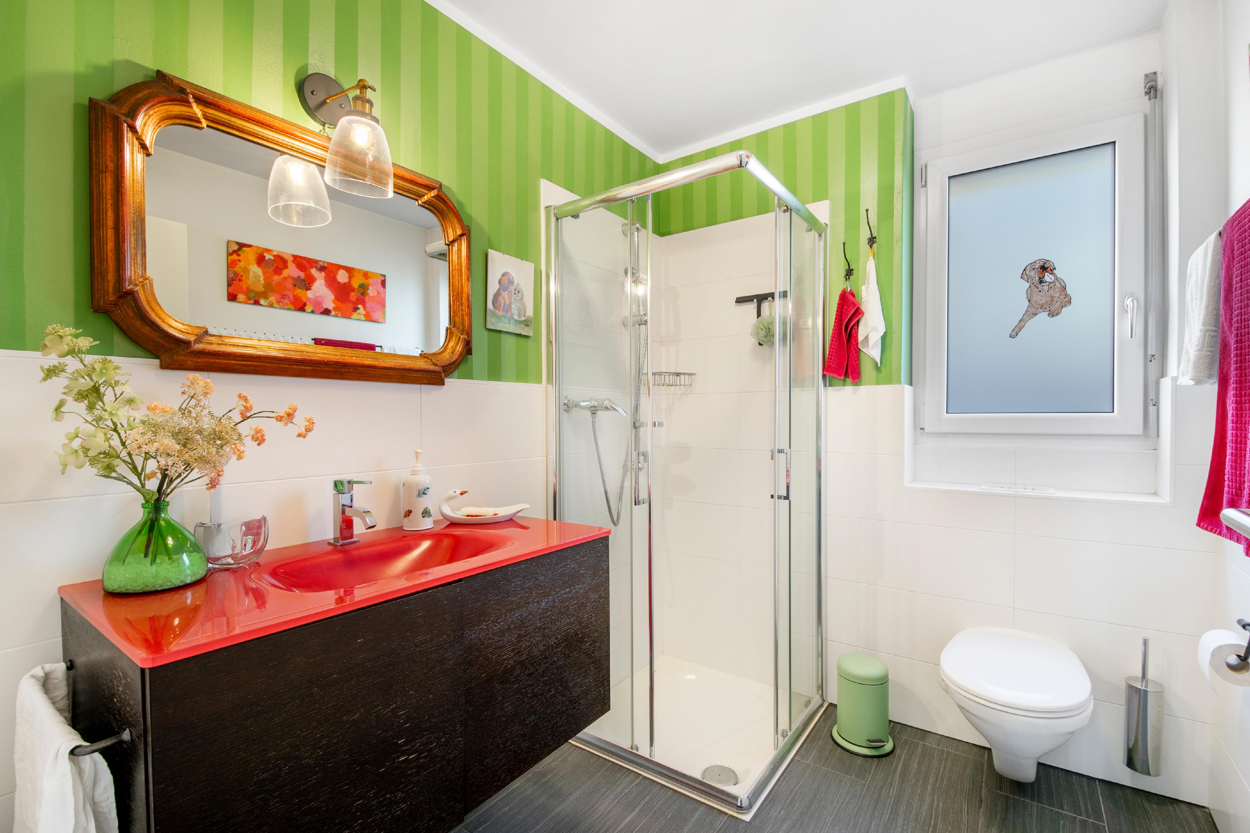 Buntes Badezimmer mit Dusche und Waschtisch