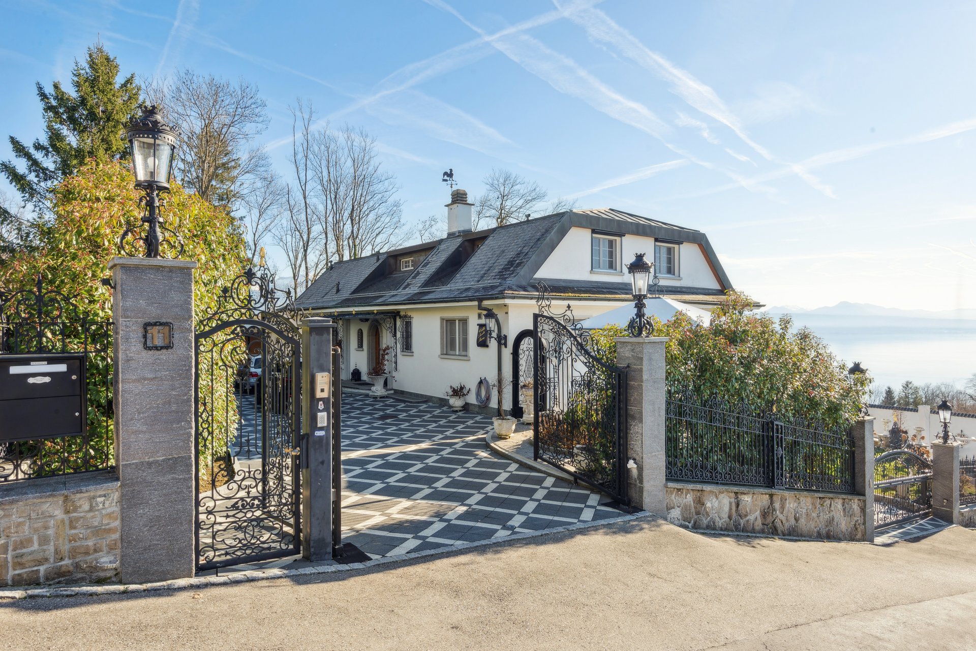Exklusives Haus mit Seeblick und repräsentativem Tor