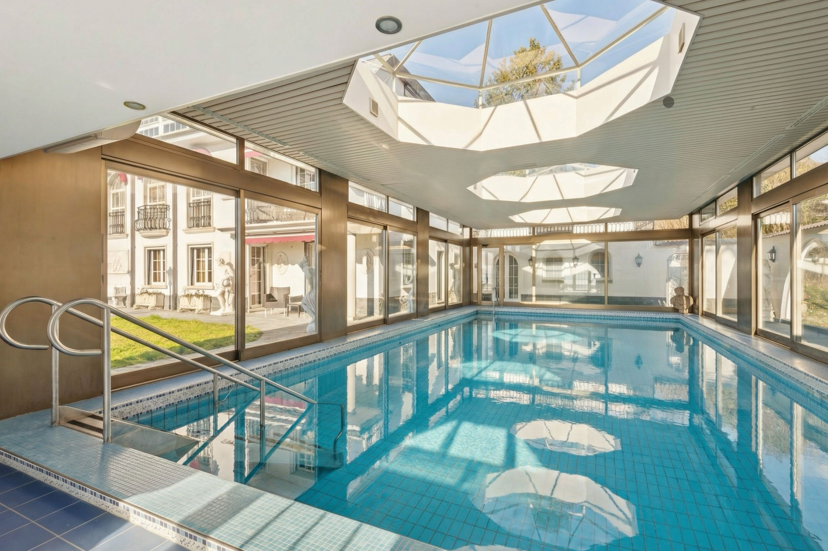 Innenpool mit verglastem Atrium