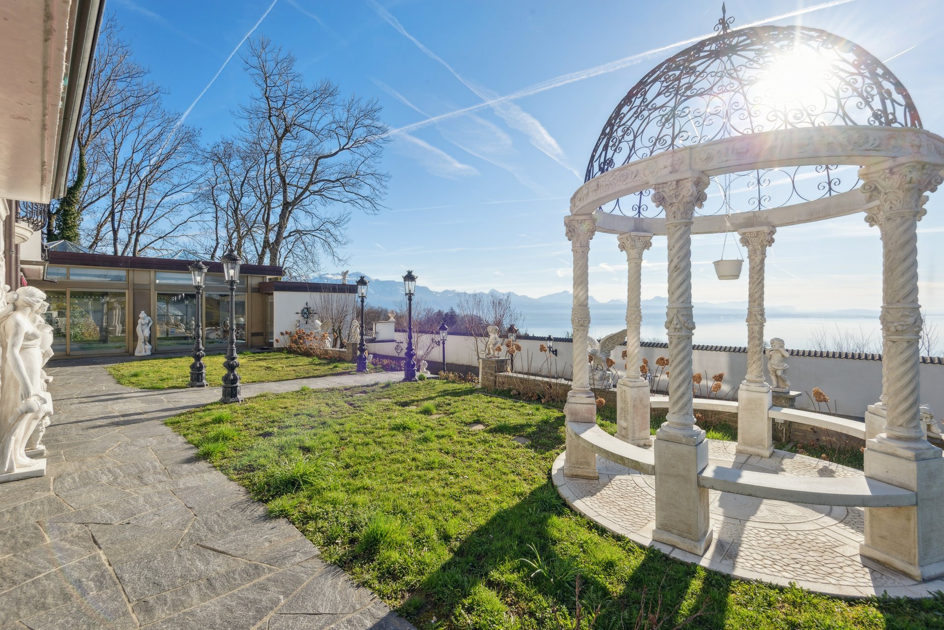 Luxuriöser Garten mit Pavillon und Seeblick