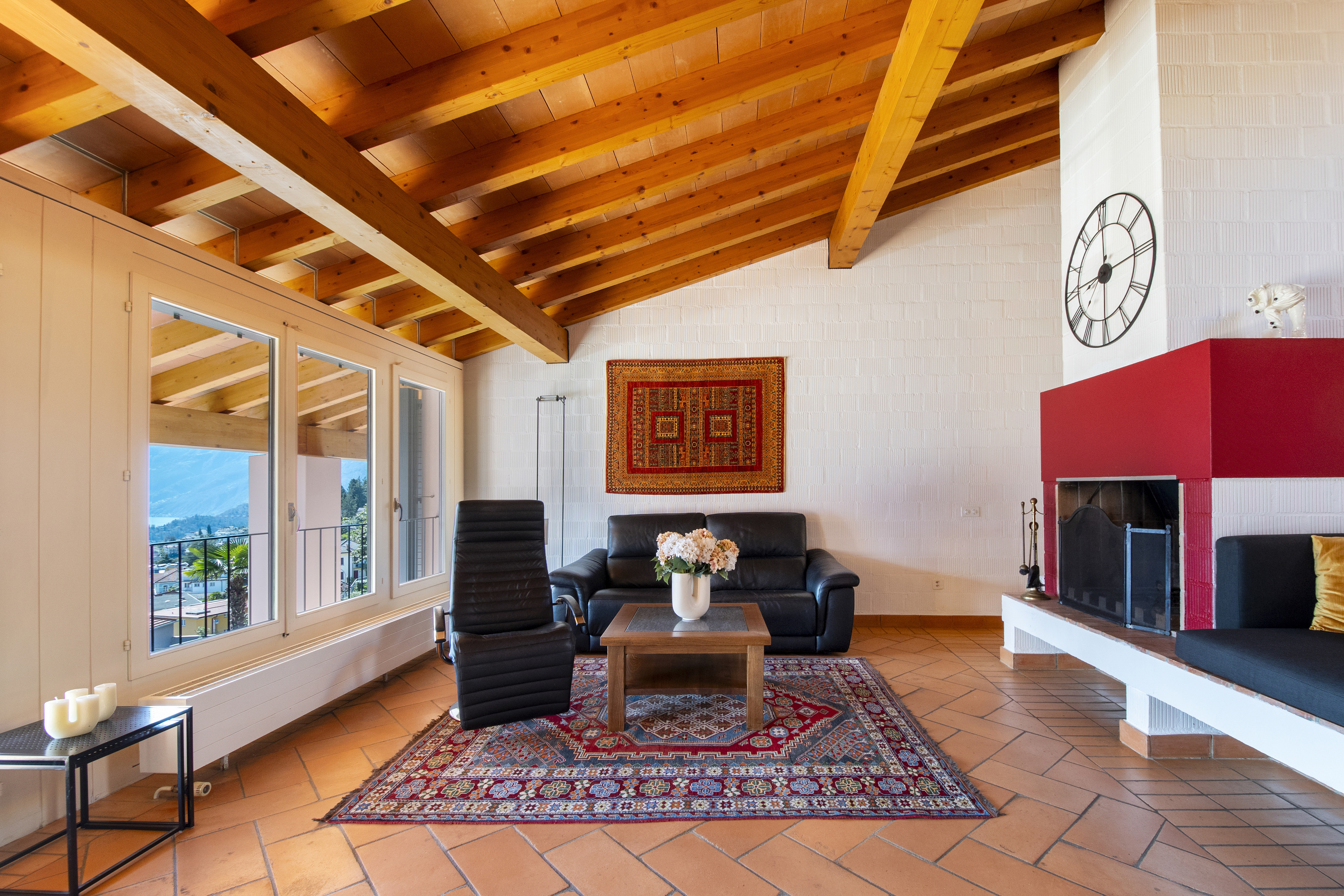 Heller Wohnraum mit Kamin und Bergblick