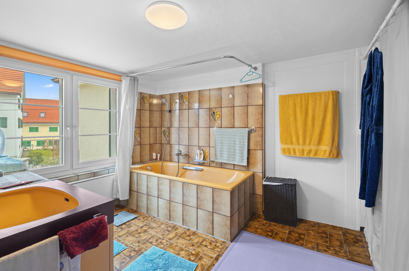 Badezimmer mit farbigen Keramikfliesen