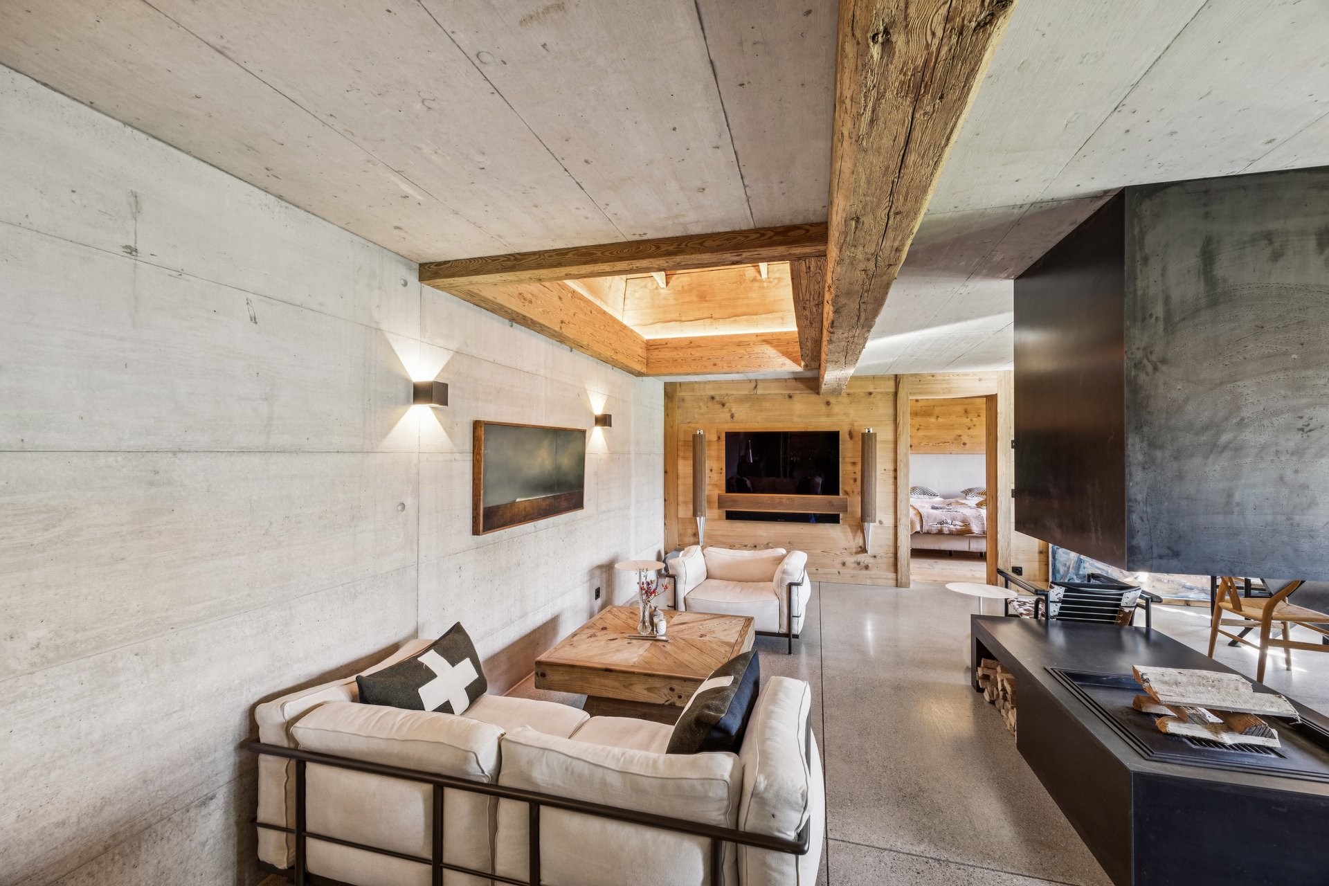 Modernes Wohnzimmer mit Sichtbeton und Holzakzenten