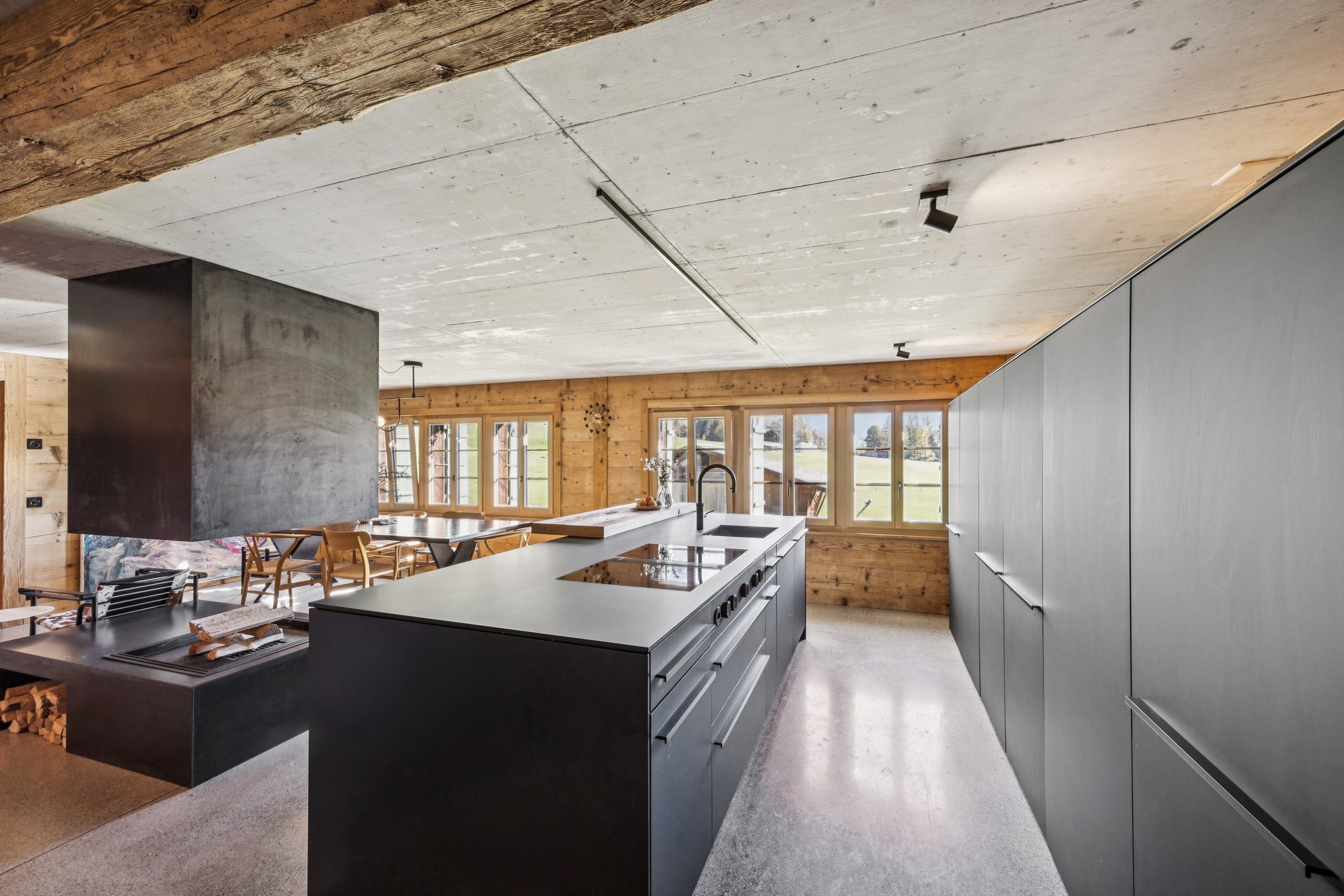Moderne Küche mit offenem Wohnbereich und Kamin